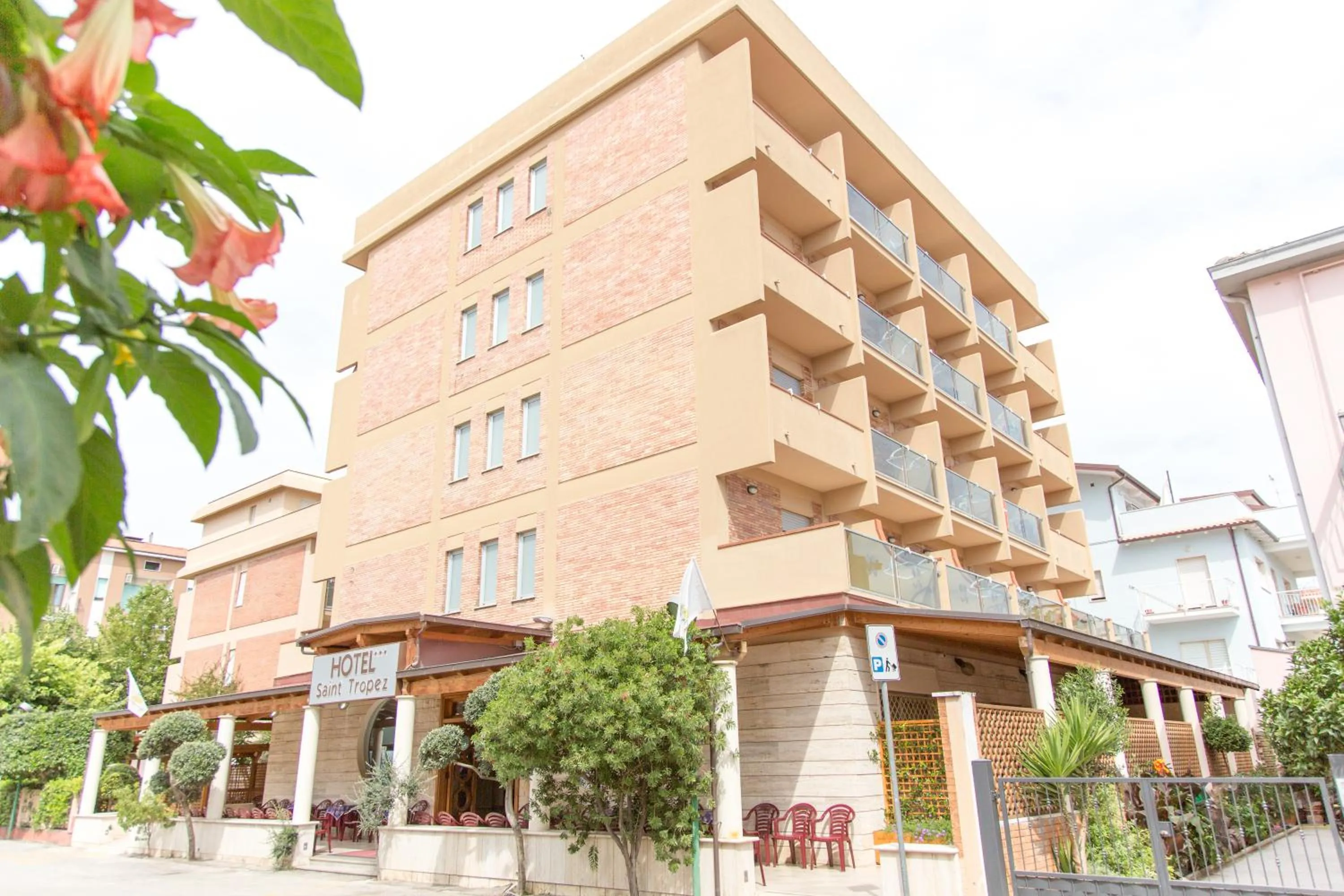 Property building in Hotel Saint Tropez - Pineto