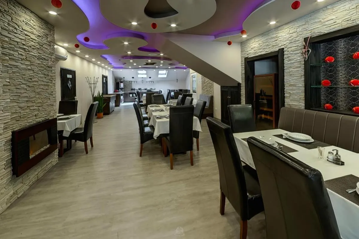 Restaurant/places to eat in Oázis Wellness Panzio