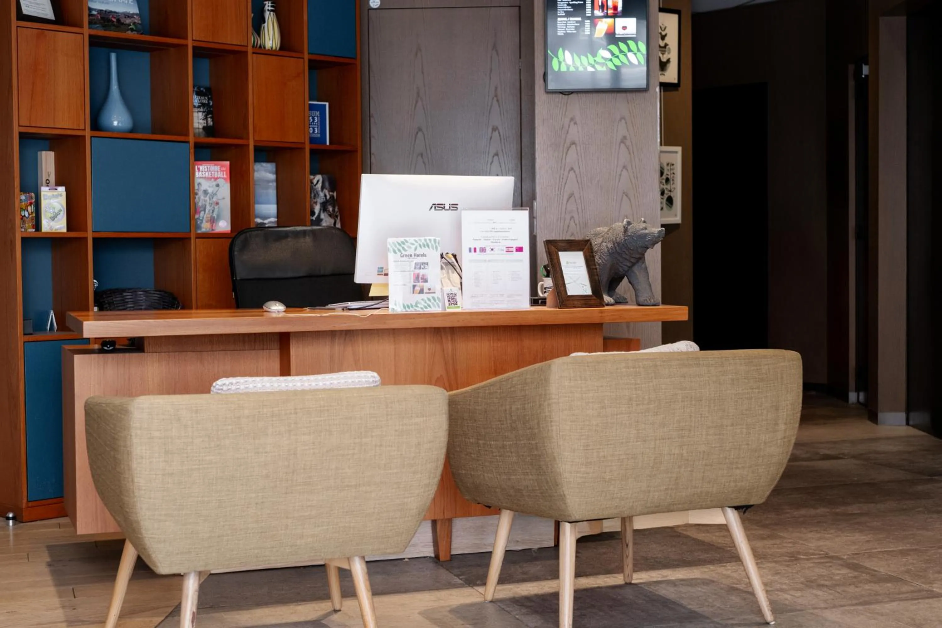 Lobby or reception in Green hotels Confort Paris 13