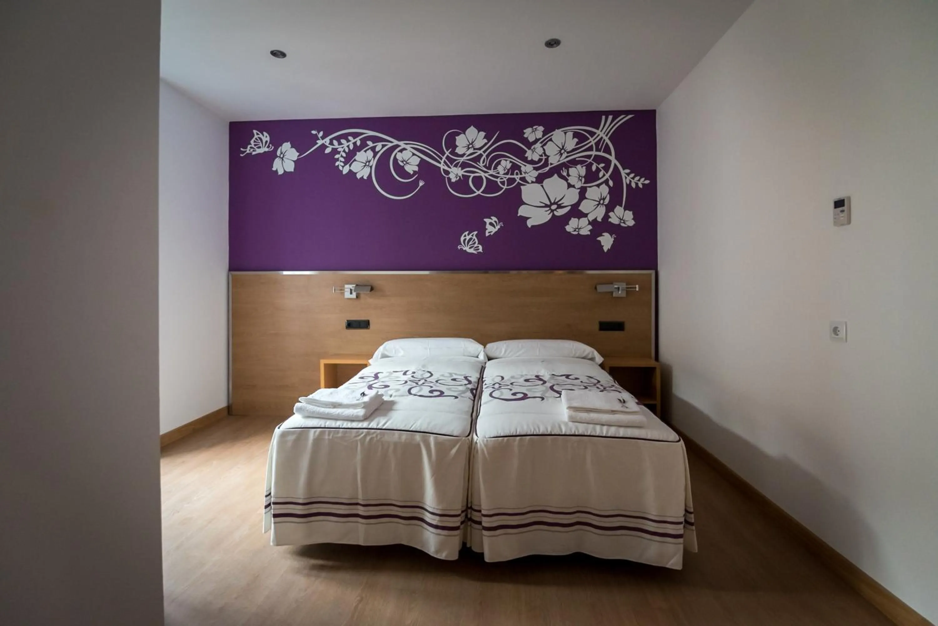 Bedroom, Bed in Hostal Carracedo