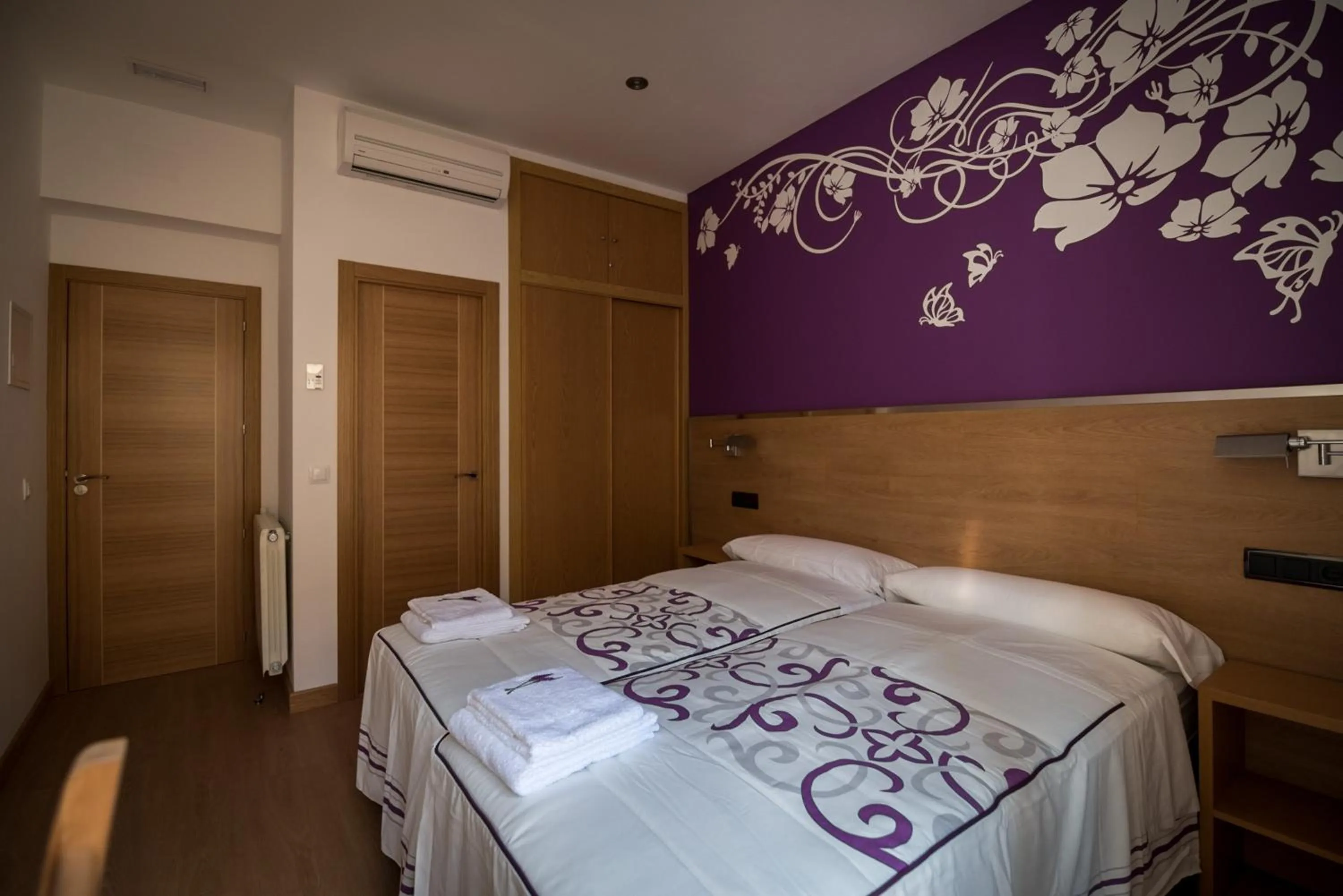 Bedroom, Bed in Hostal Carracedo