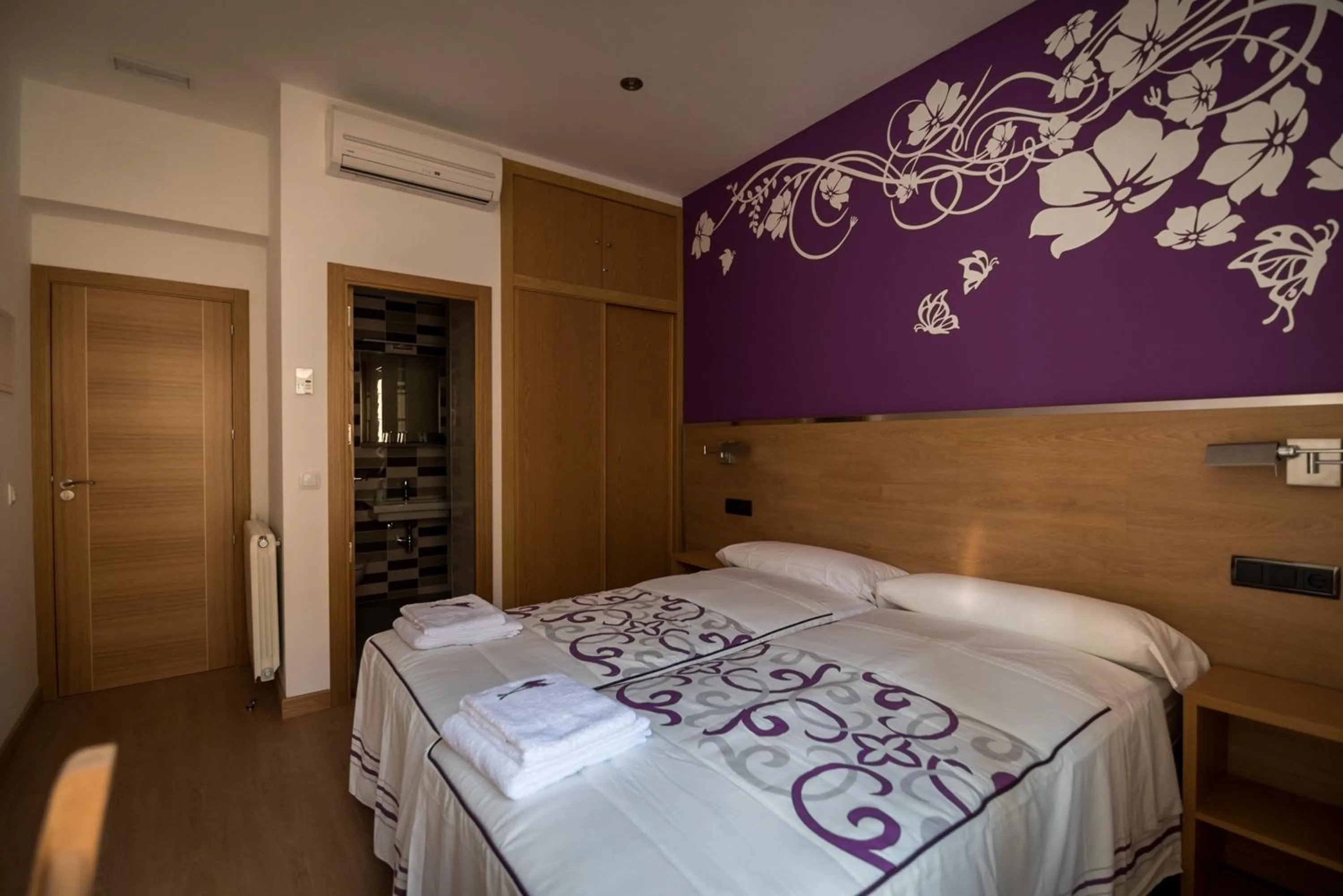 Bedroom, Bed in Hostal Carracedo