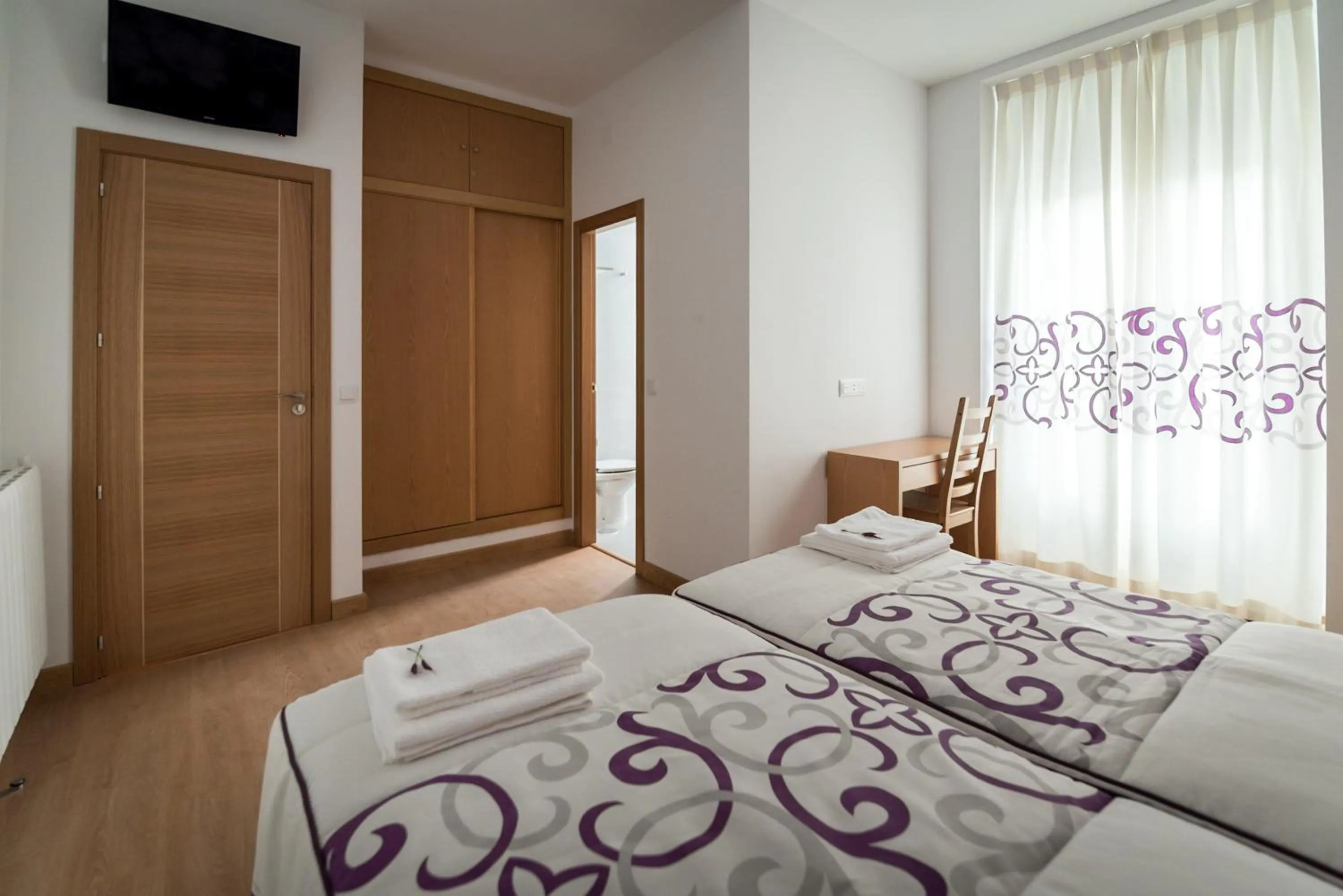 Bedroom, Bed in Hostal Carracedo