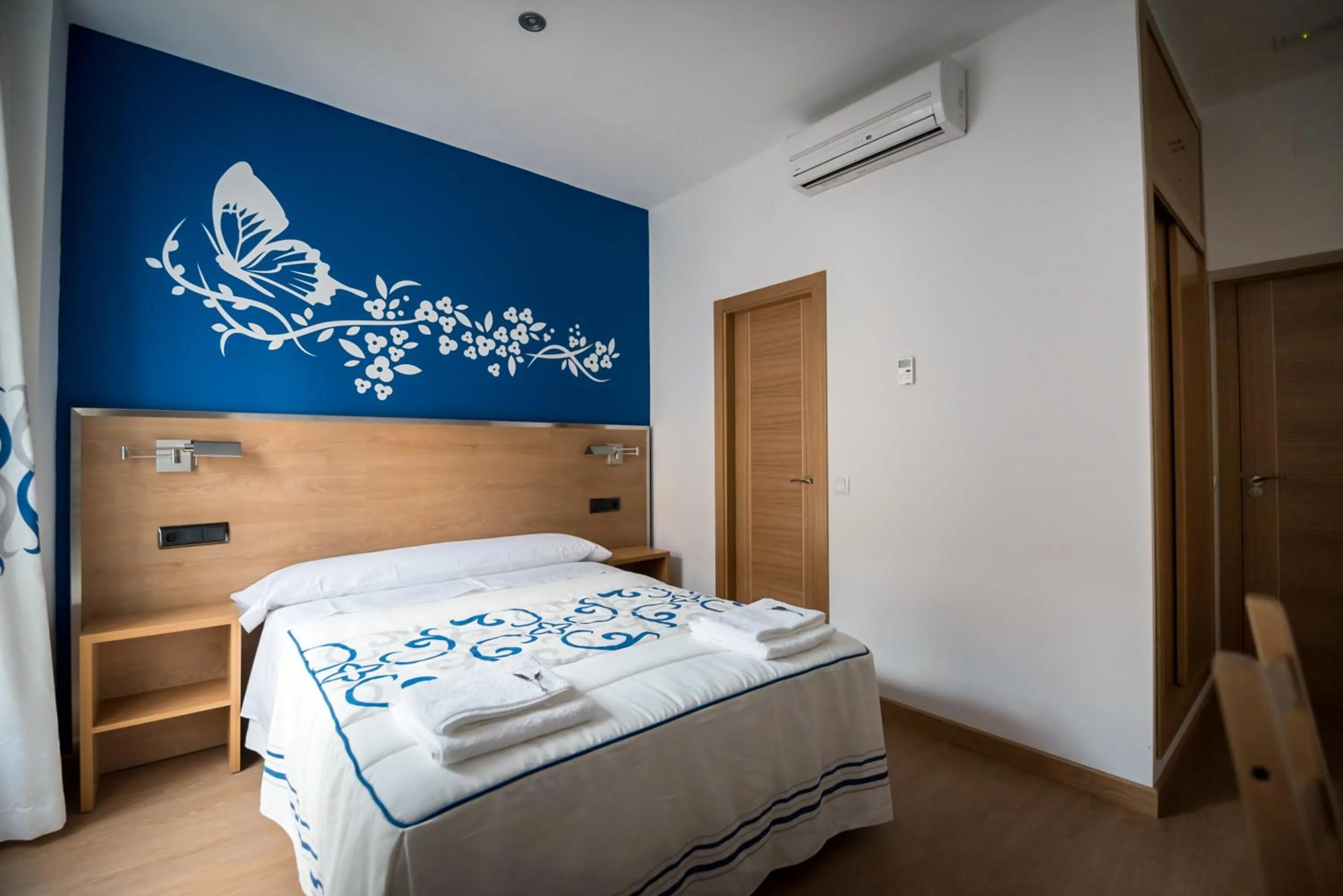 Bedroom, Bed in Hostal Carracedo