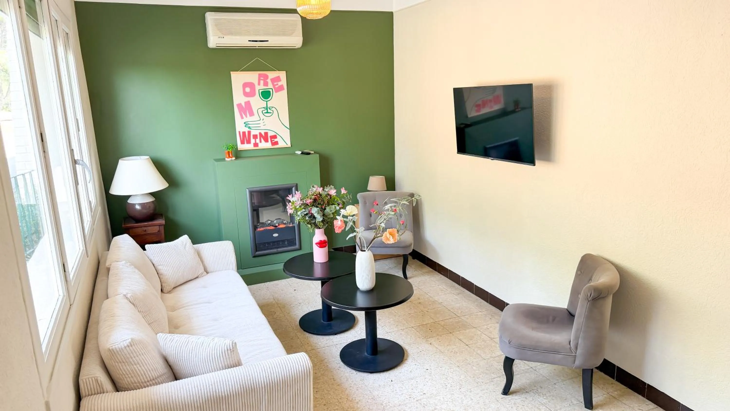 Communal lounge/ TV room in Hotel Les Rocailles