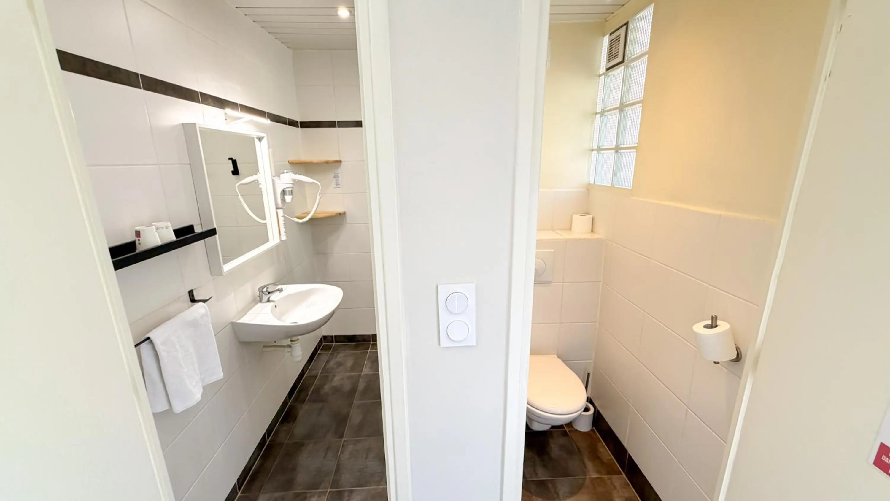 Toilet in Hotel Les Rocailles