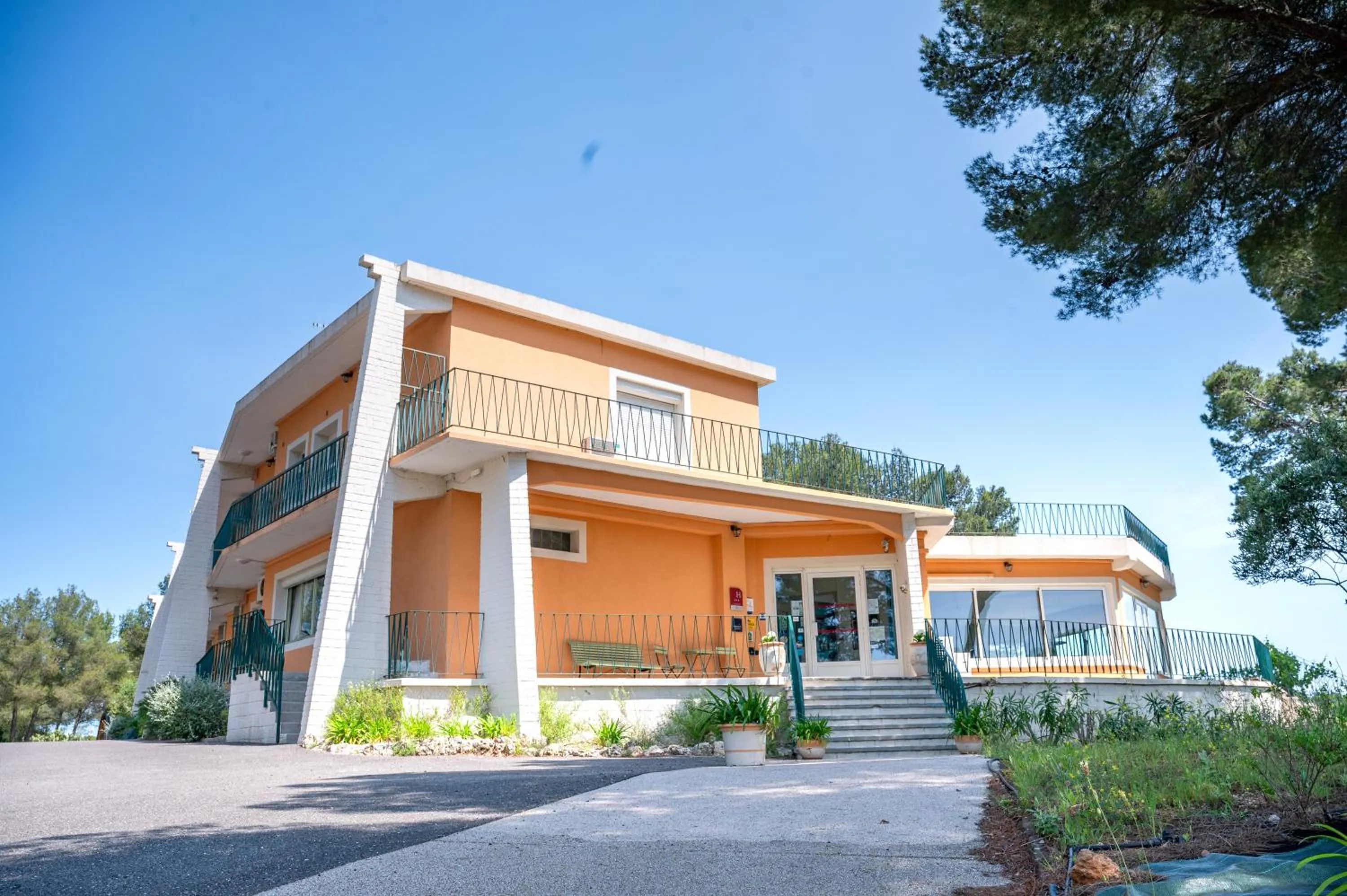 Property building in Hotel Les Rocailles