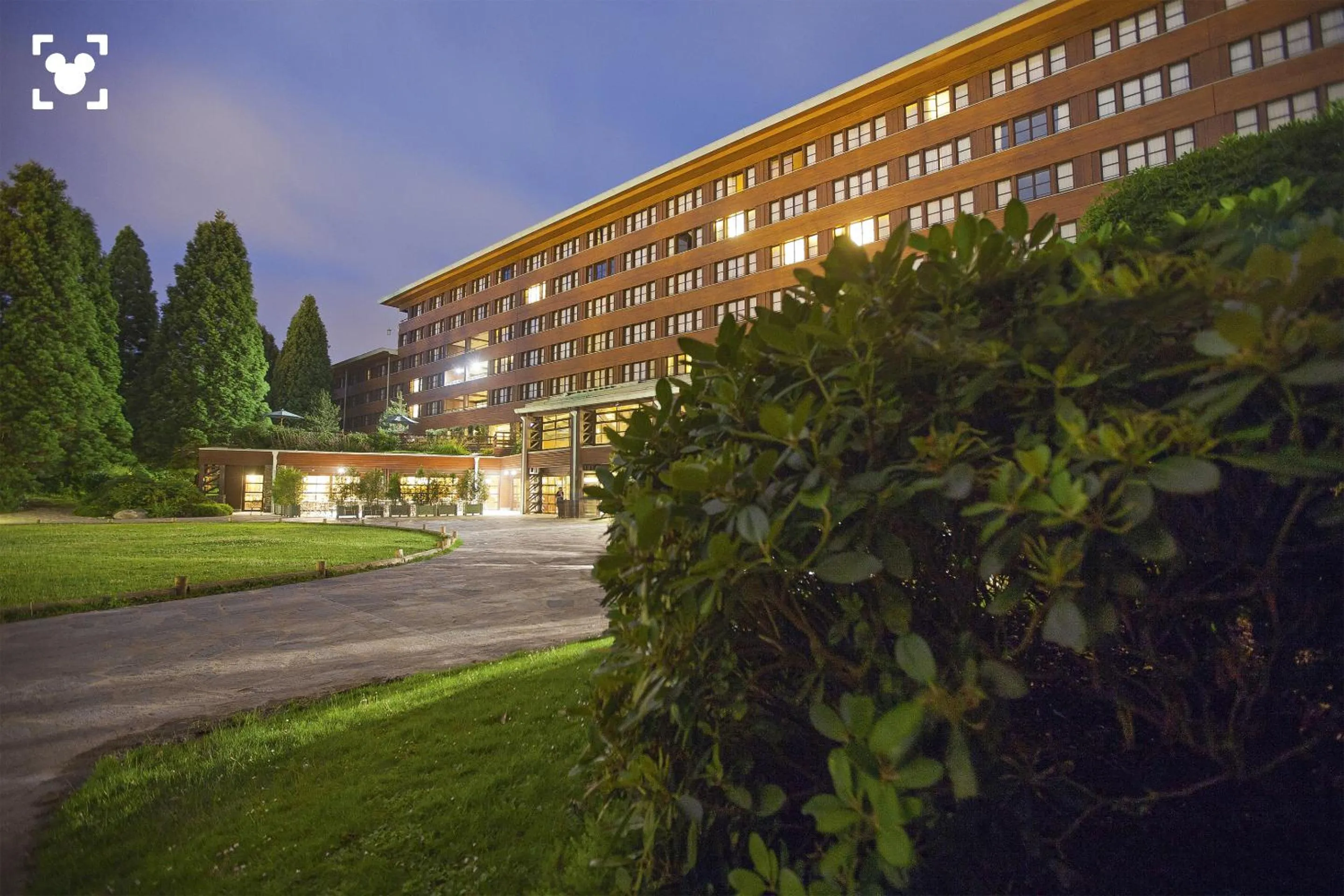 Facade/entrance in Disney Sequoia Lodge