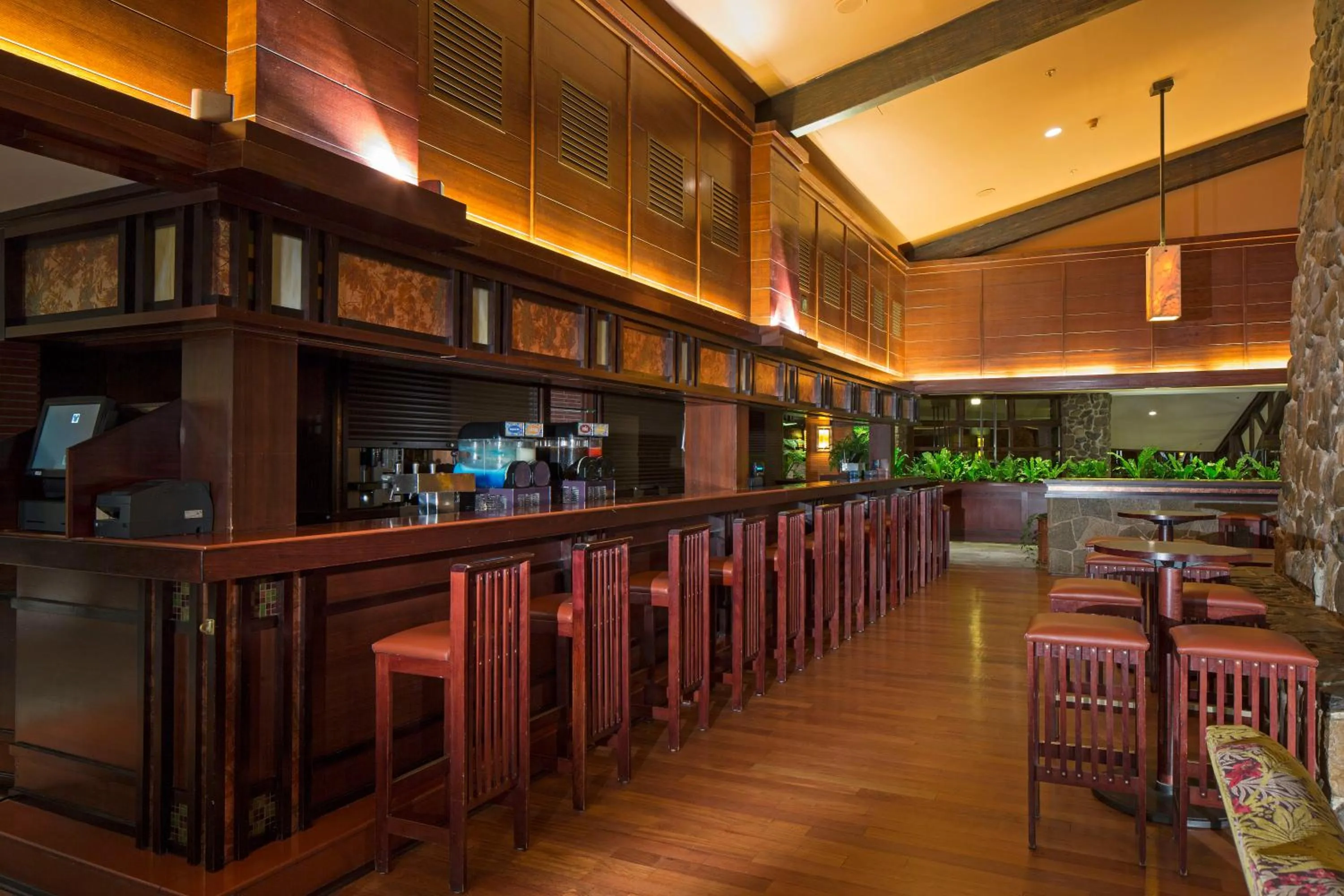 Lounge or bar in Disney Sequoia Lodge
