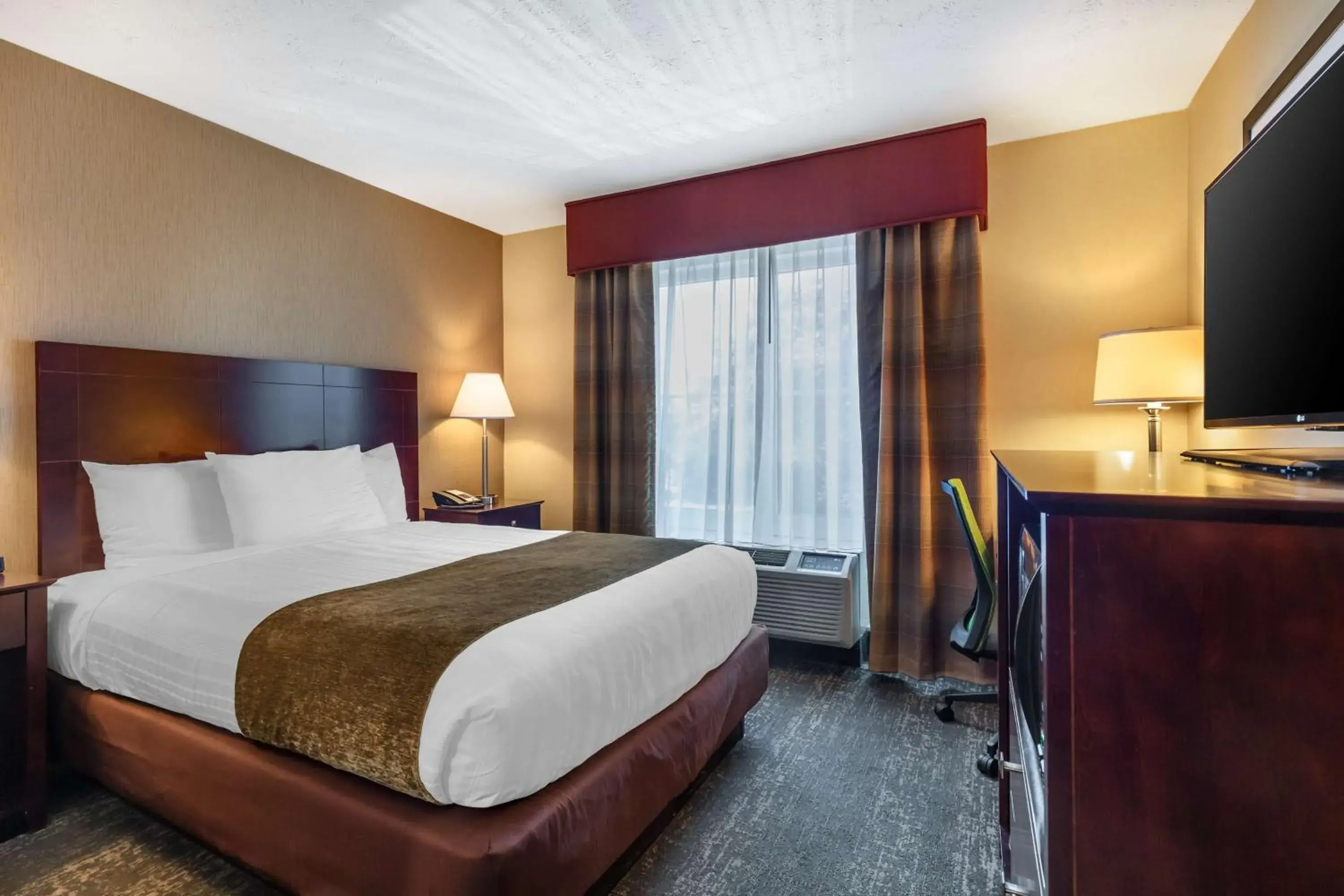 Queen Room - Non-Smoking in Best Western Braintree Inn Queen Room - Non-Smoking in Best Western Braintree Inn