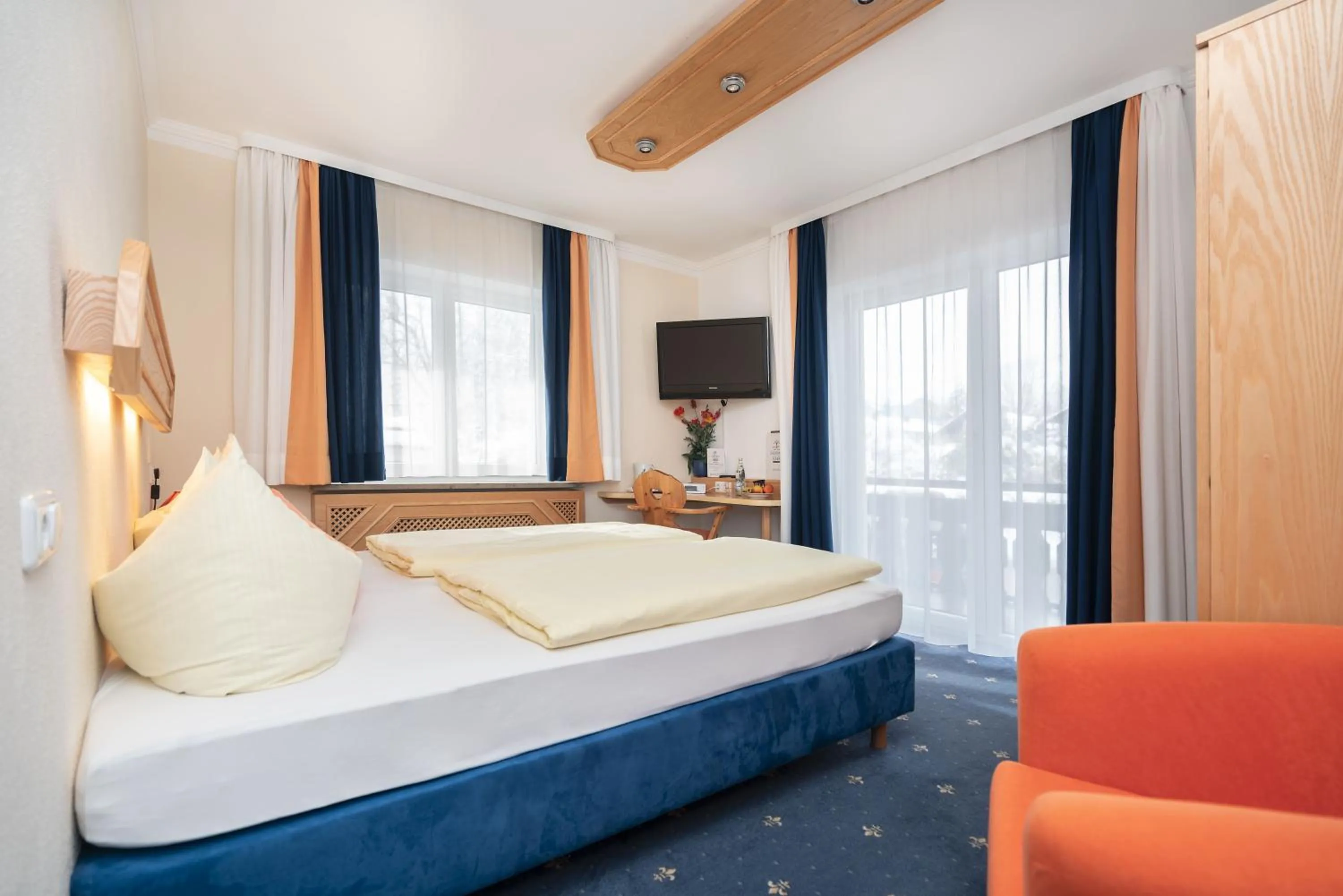 Photo of the whole room, Bed in Hotel Sonnenspitz ***