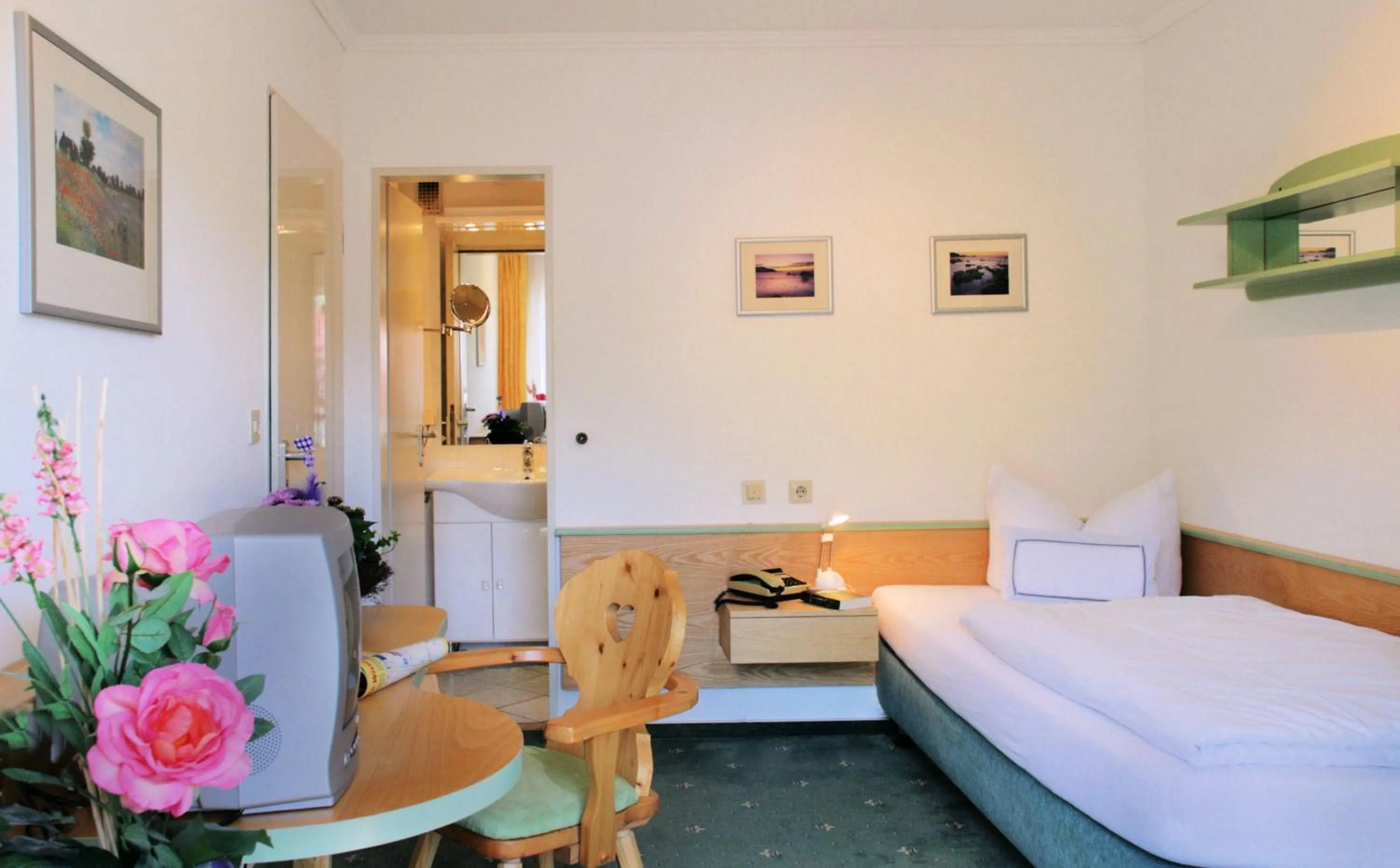 Photo of the whole room, Bed in Hotel Sonnenspitz ***