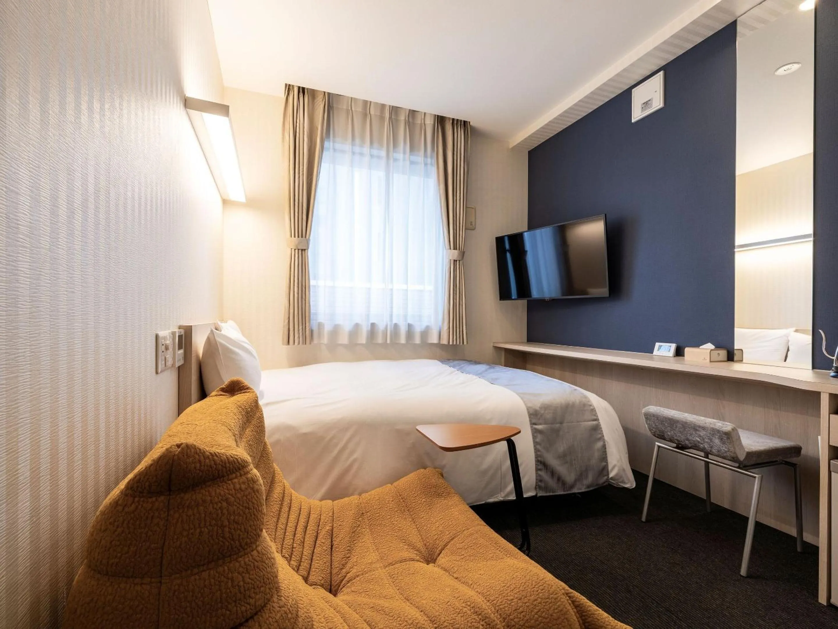 Photo of the whole room, Bed in KOKO HOTEL Hakata Shinkansenguchi - formerly Hotel Wing International Hakata Shinkansenguchi