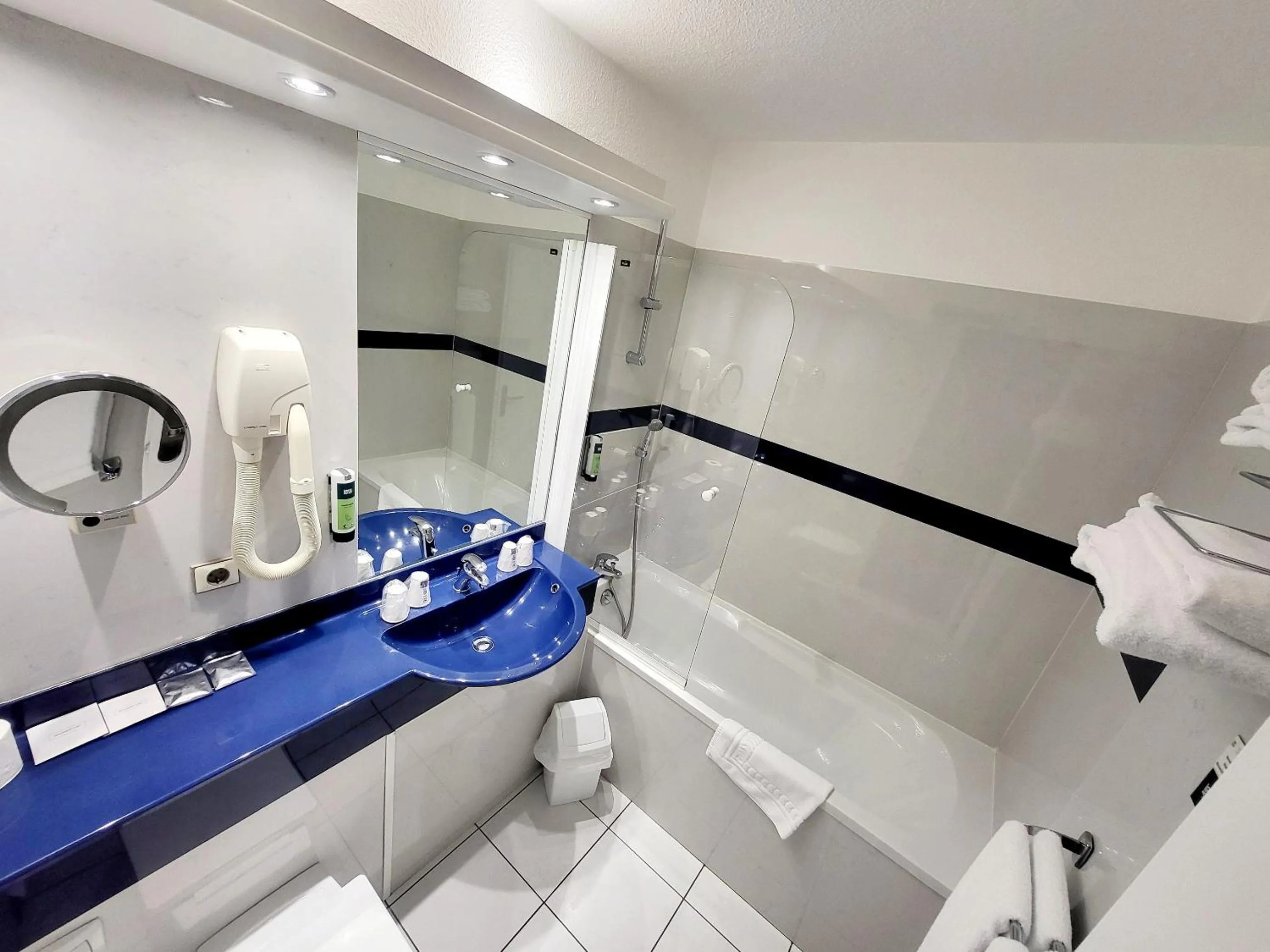 Bathroom in Citotel Hôtel Le Capricorne