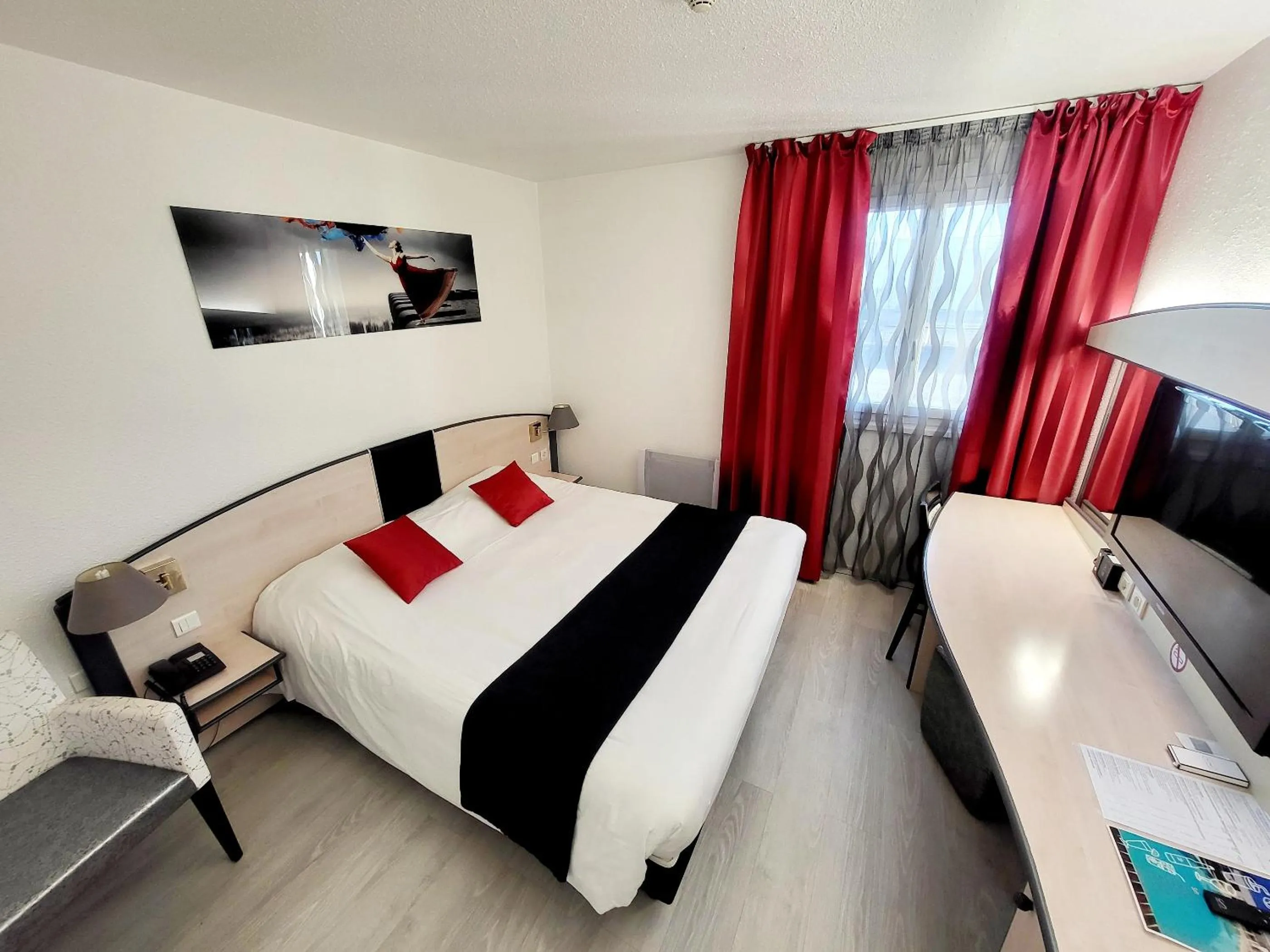 Photo of the whole room, Bed in Citotel Hôtel Le Capricorne