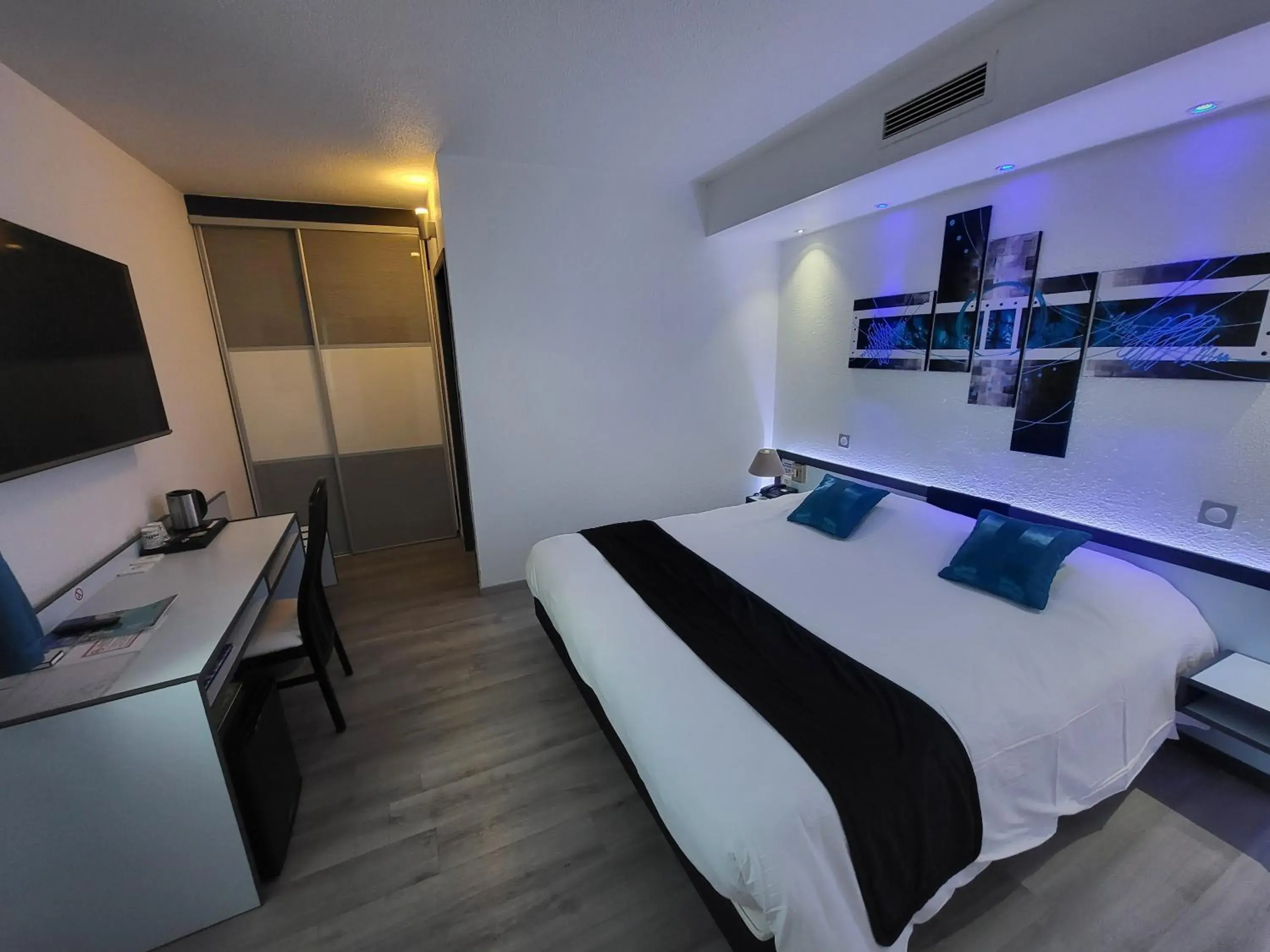 Quadruple Room in Citotel Hôtel Le Capricorne Quadruple Room in Citotel Hôtel Le Capricorne