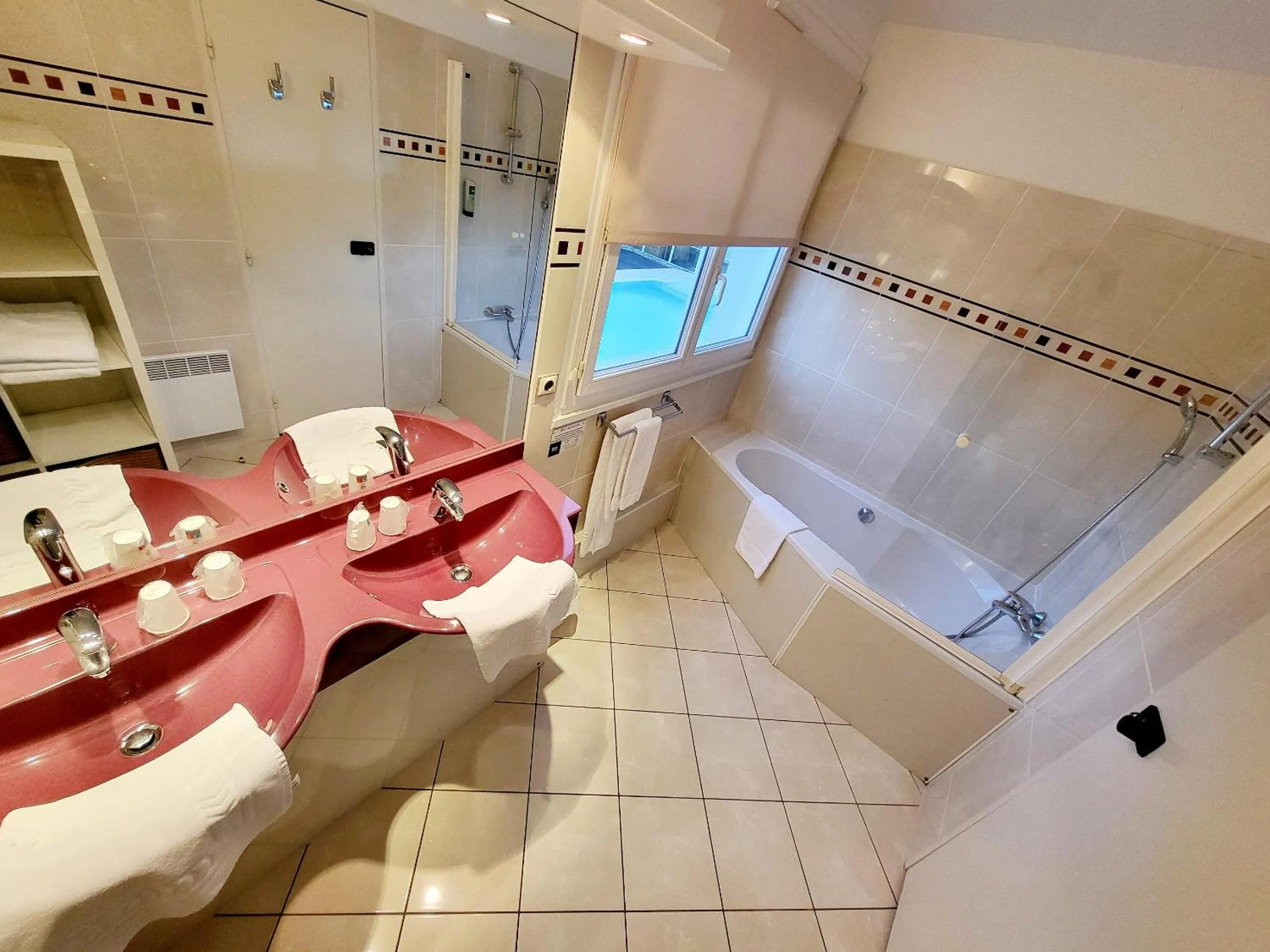 Bathroom in Citotel Hôtel Le Capricorne