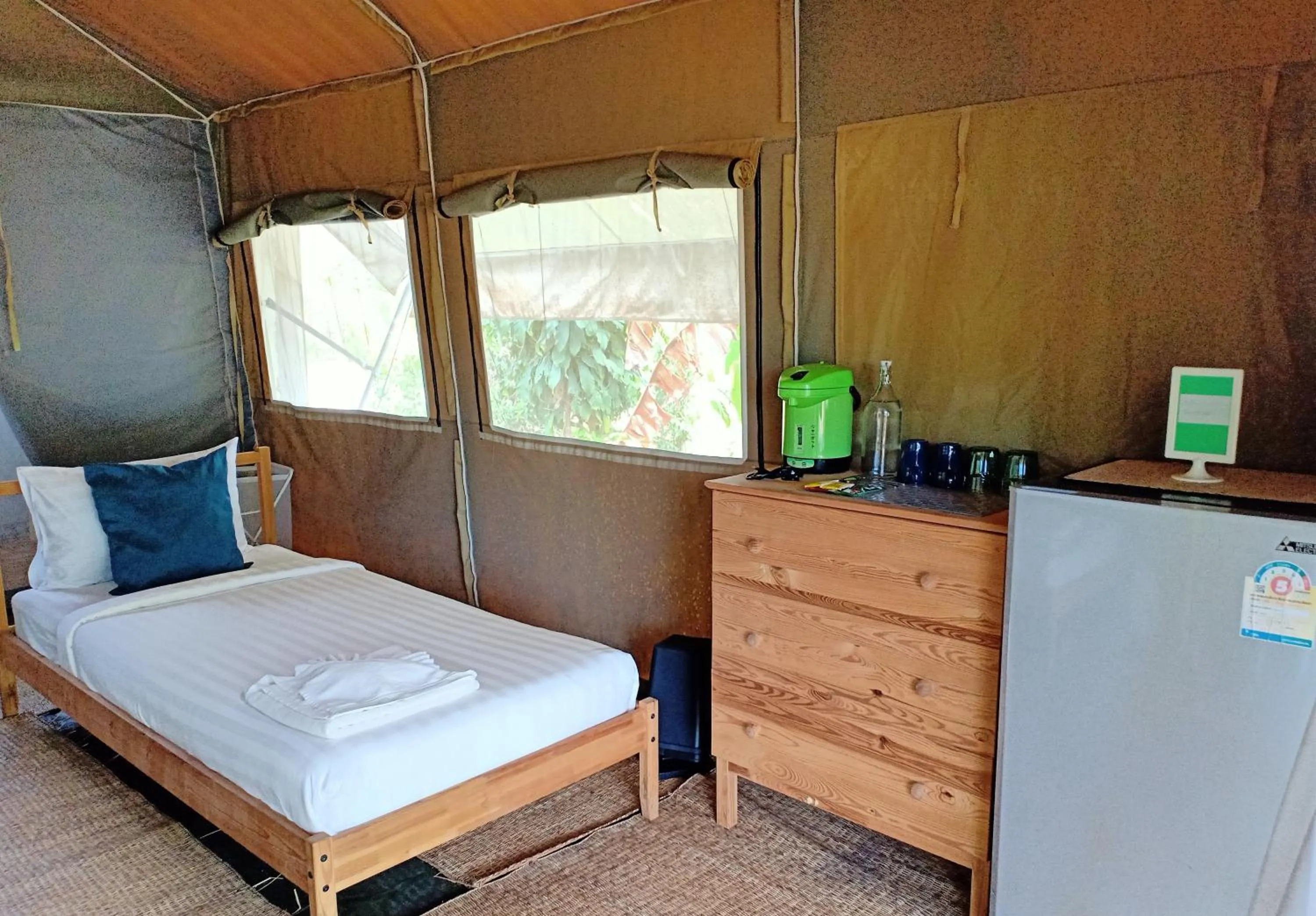 Photo of the whole room, Bed in Naivacha Tent Koh Mak