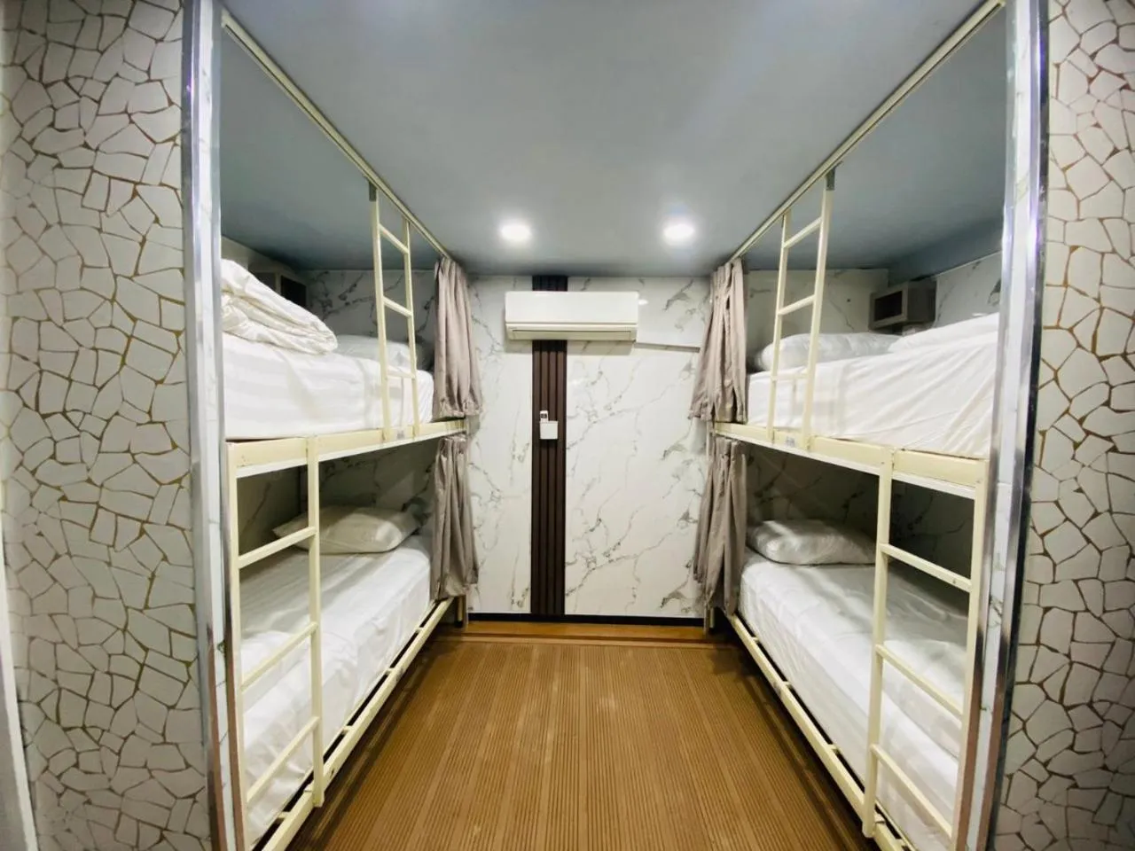 Bedroom, Bed in DE Hotel