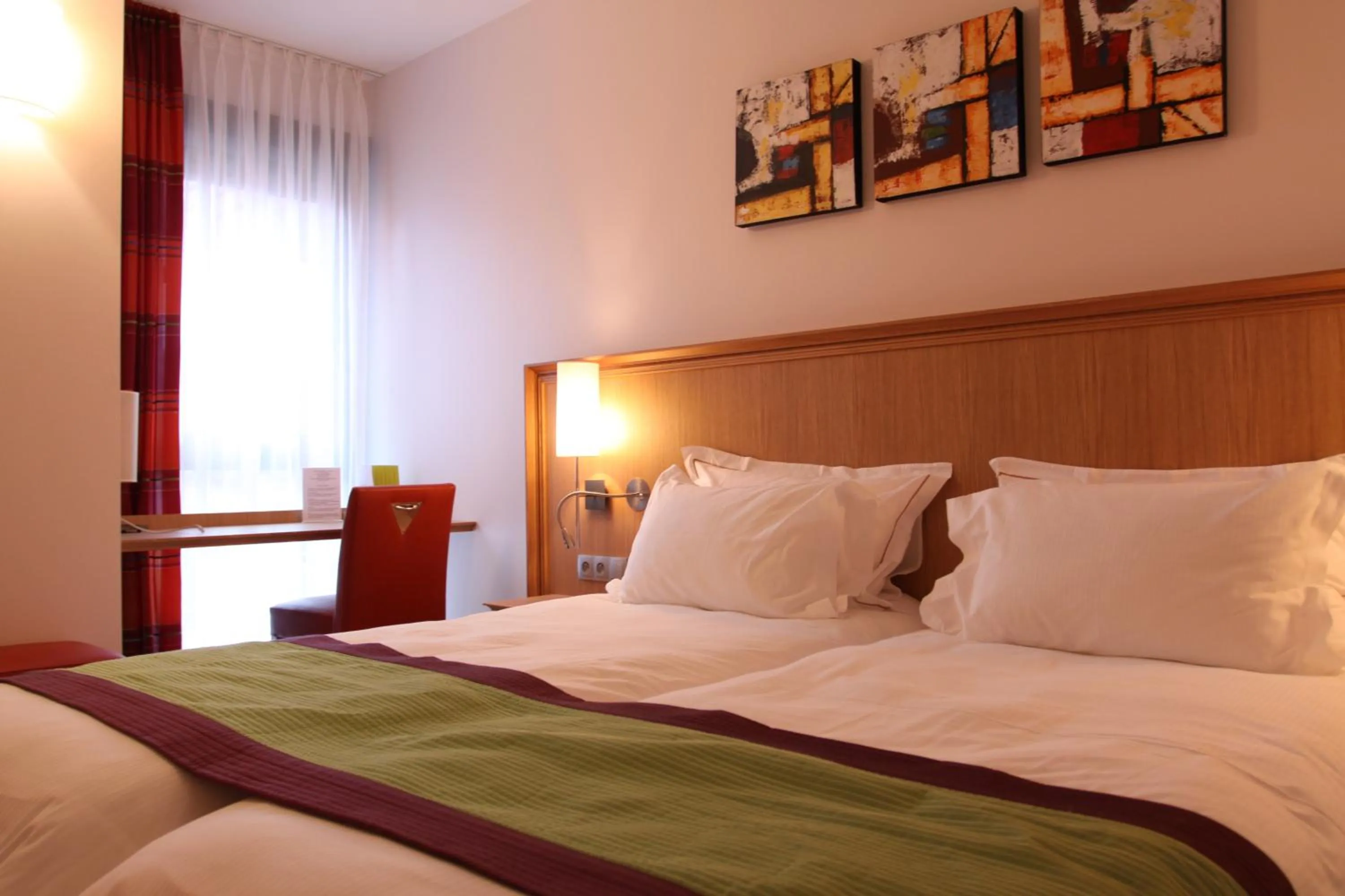 Bed in Logis Hotel Restaurant A L'Etoile