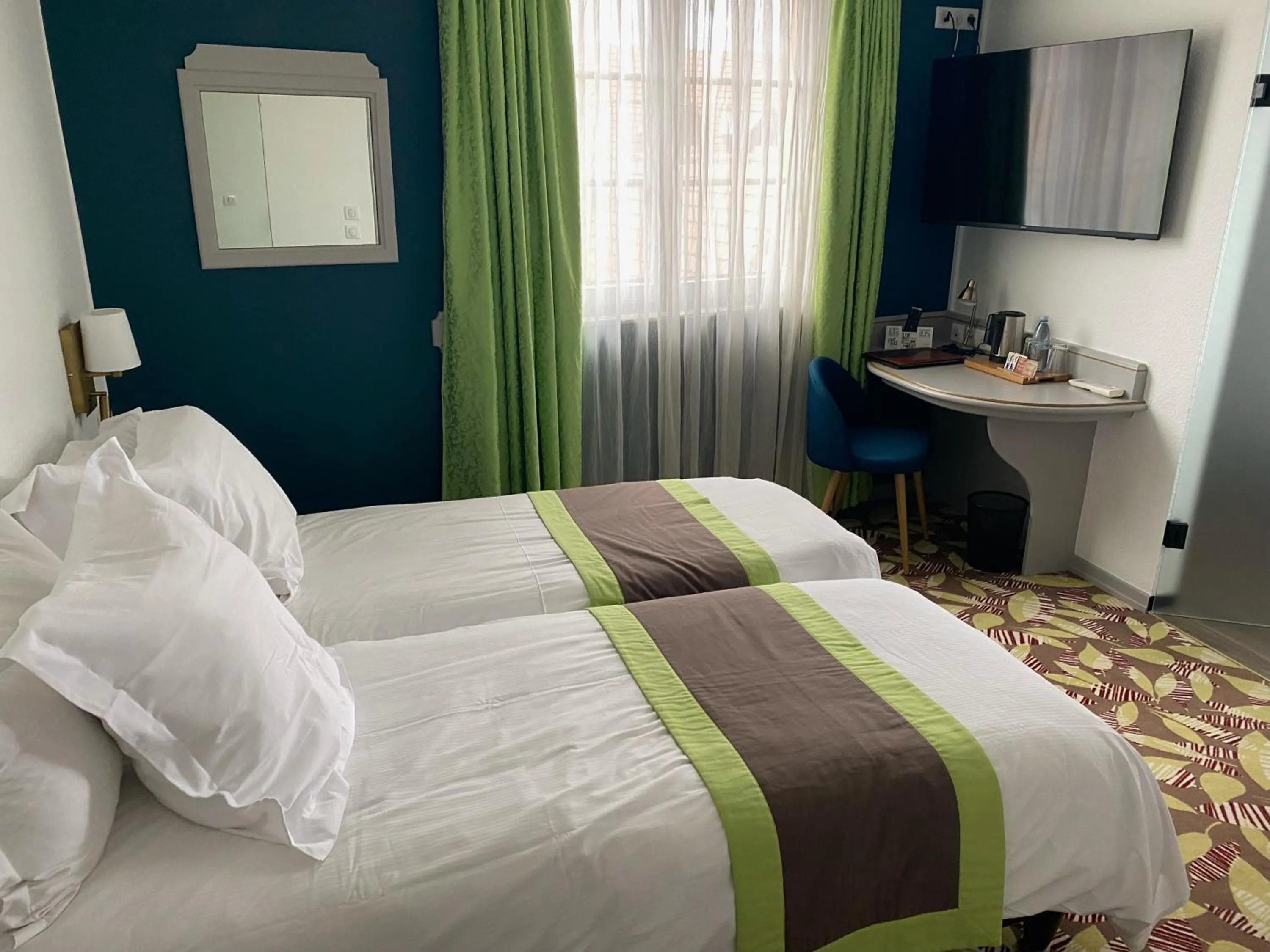 Bed in Logis Hotel Restaurant A L'Etoile