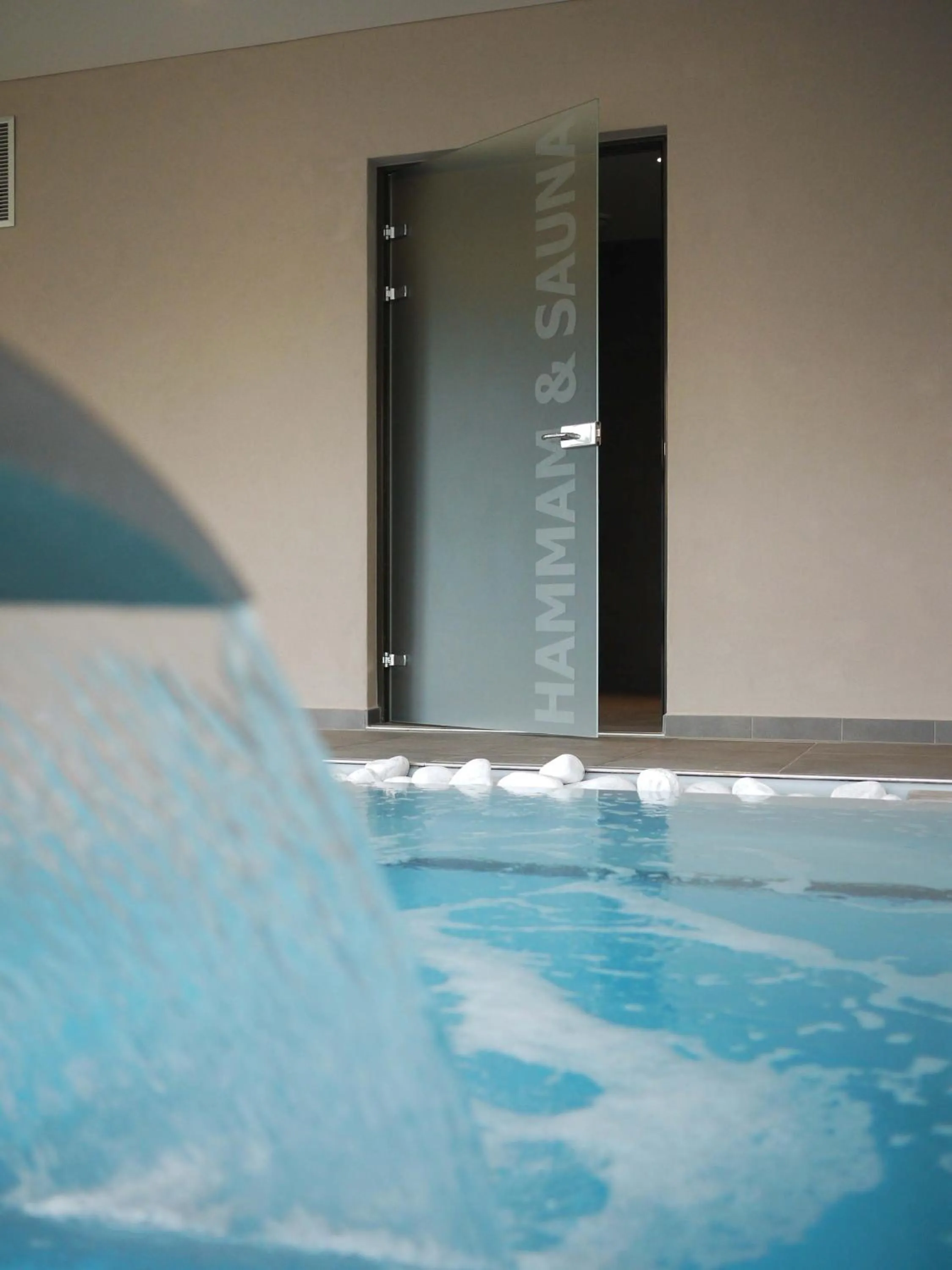 Swimming pool in Logis Hotel Restaurant A L'Etoile