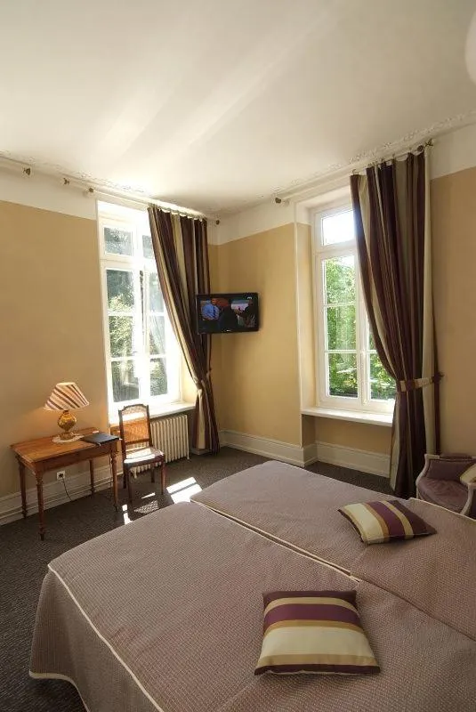 Bedroom, Bed in Logis La Résidence