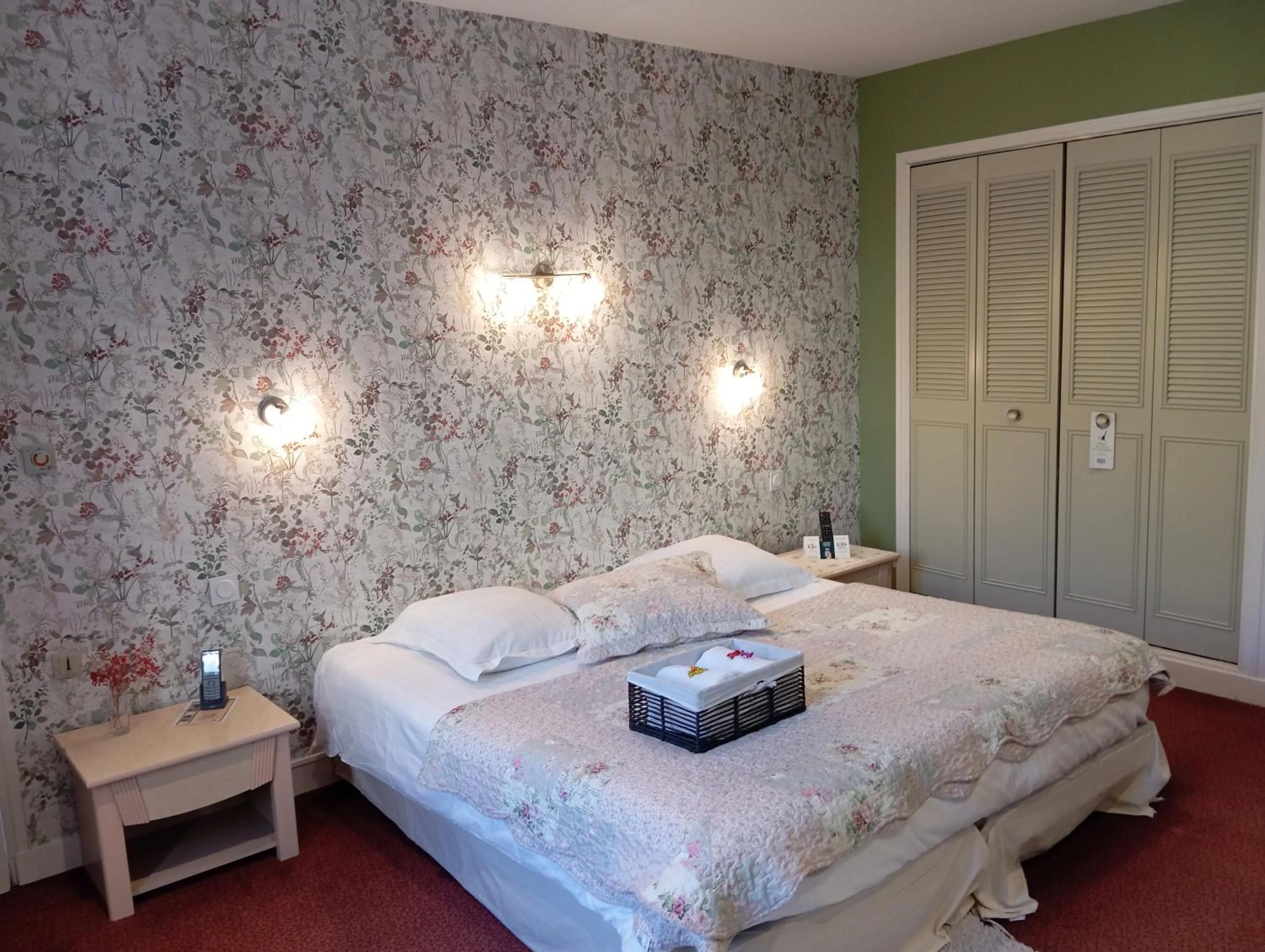 Bedroom, Bed in Logis Hôtel Restaurant La Vieille Auberge, Art and Gallery