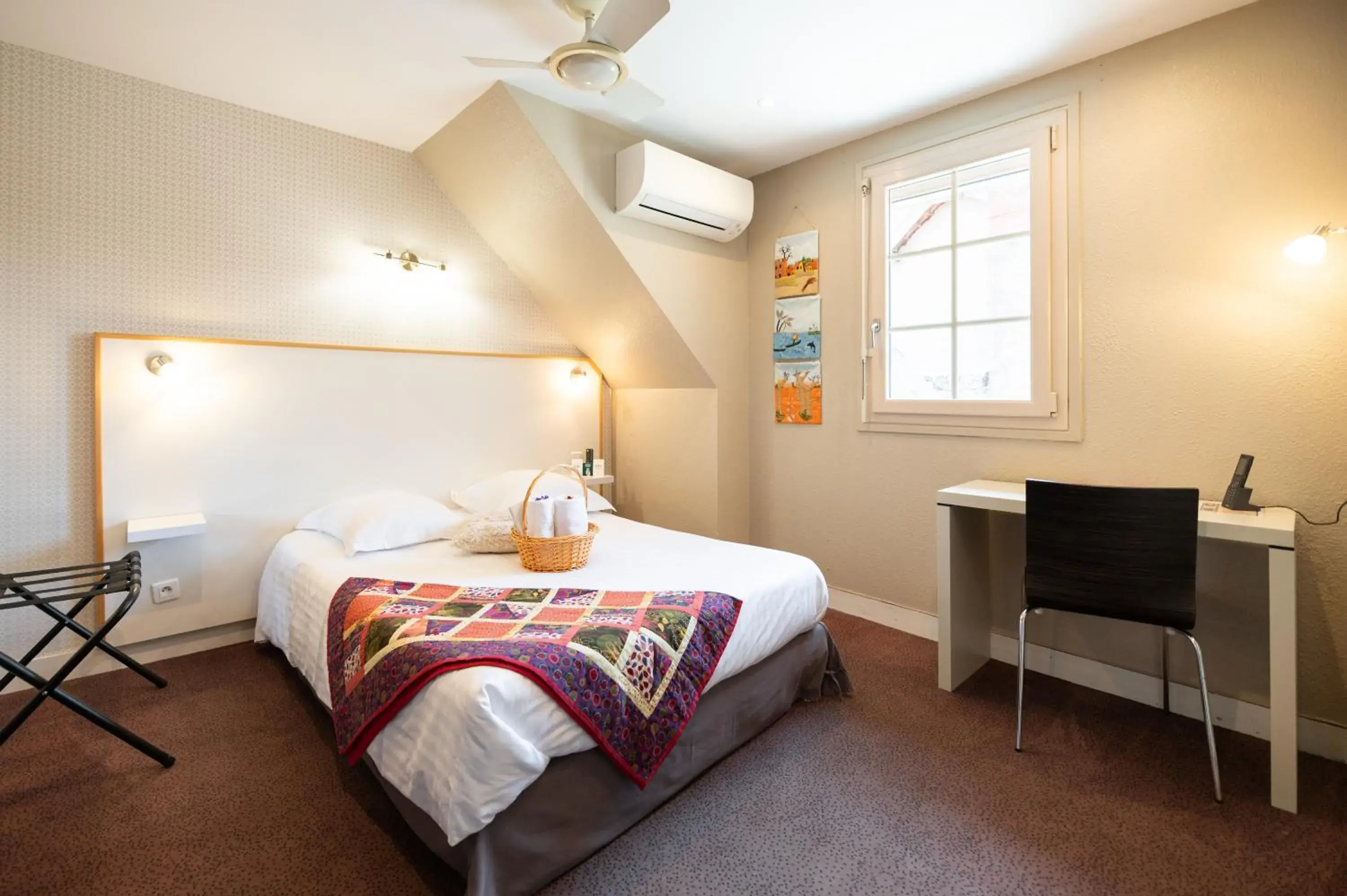 Double Room in Logis Hôtel Restaurant La Vieille Auberge, Art and Gallery Double Room in Logis Hôtel Restaurant La Vieille Auberge, Art and Gallery