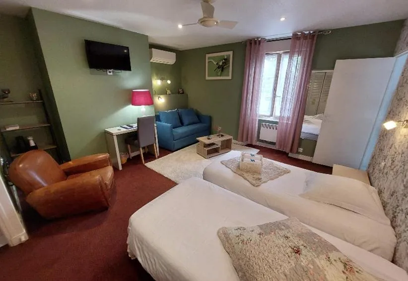 Living room, Bed in Logis Hôtel Restaurant La Vieille Auberge, Art and Gallery