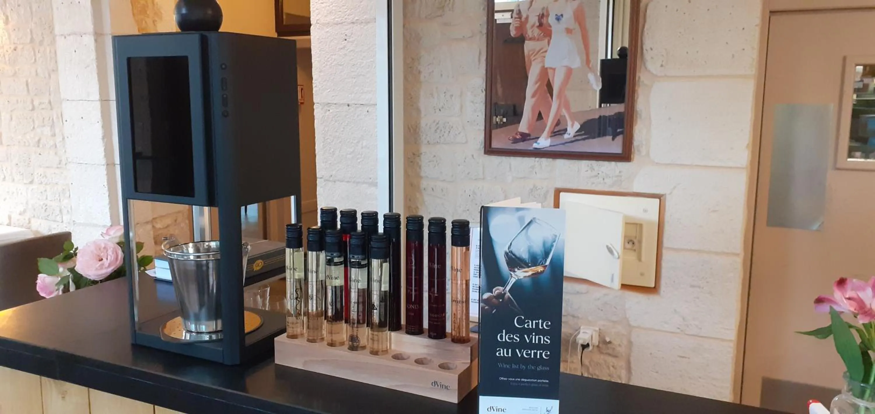 Lounge or bar in Logis Hôtel Restaurant La Vieille Auberge, Art and Gallery