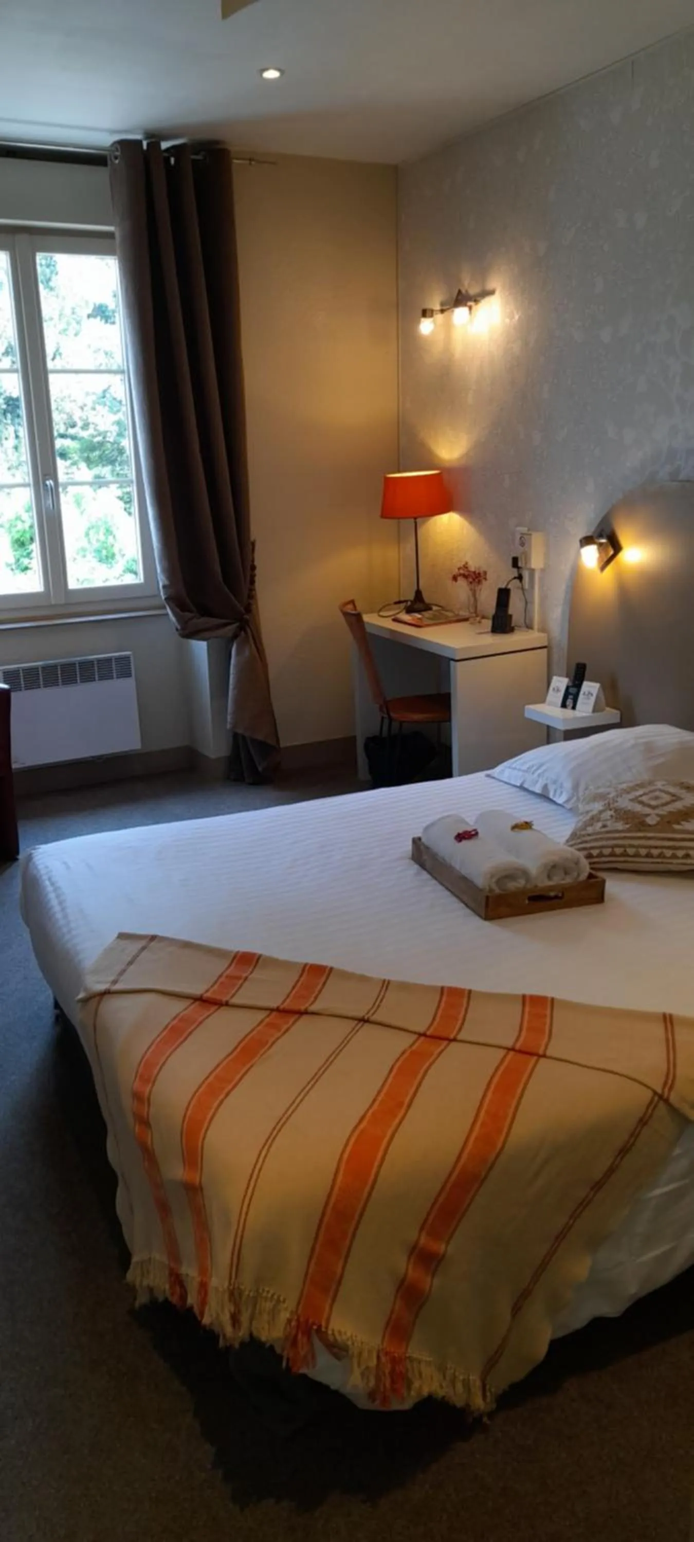 Bedroom, Bed in Logis Hôtel Restaurant La Vieille Auberge, Art and Gallery