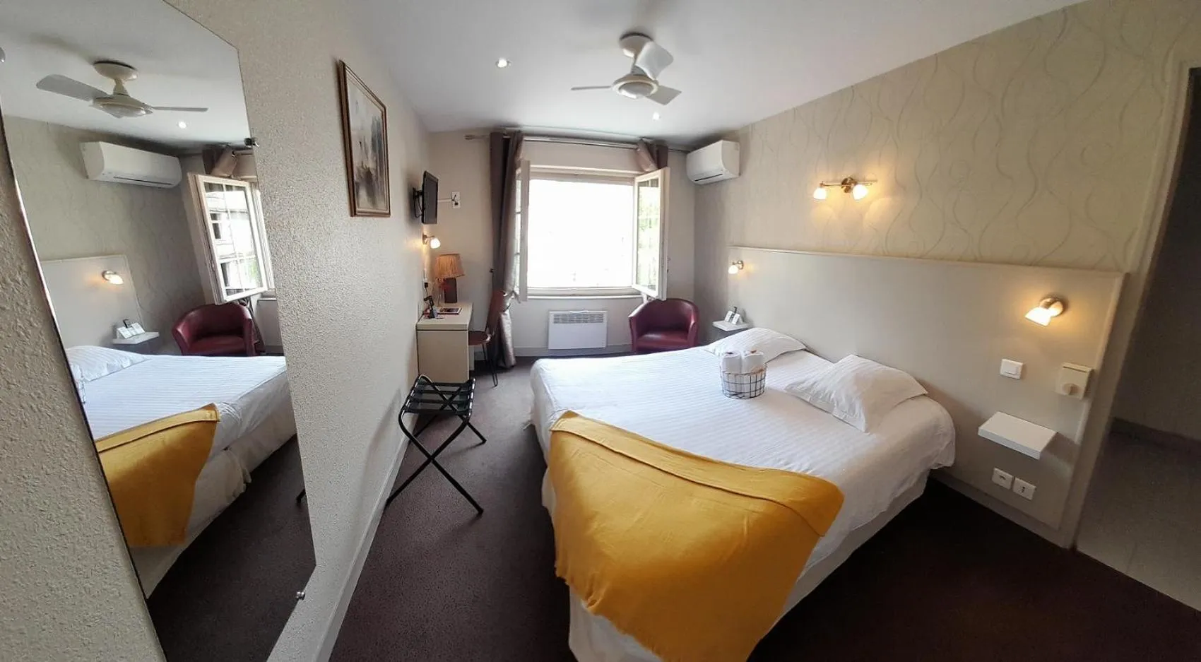 Photo of the whole room, Bed in Logis Hôtel Restaurant La Vieille Auberge, Art and Gallery