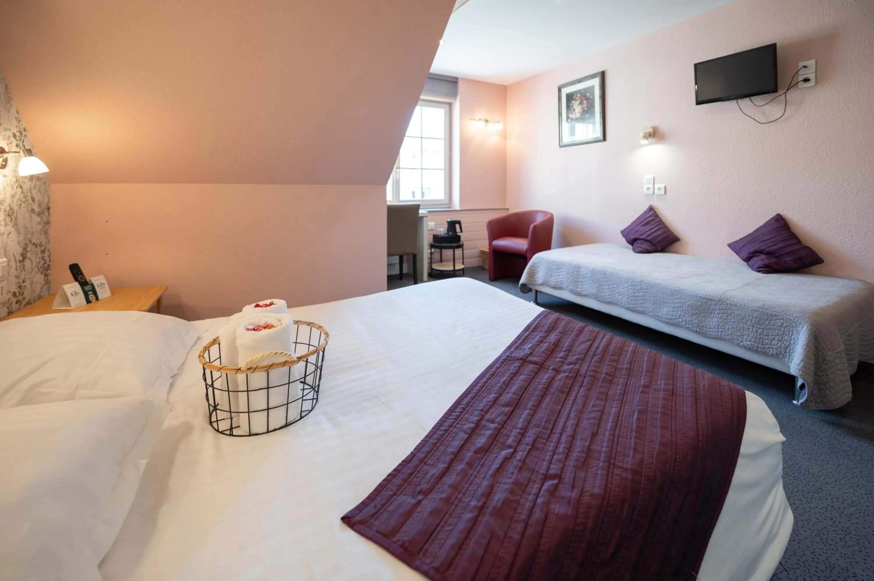 Photo of the whole room, Bed in Logis Hôtel Restaurant La Vieille Auberge, Art and Gallery