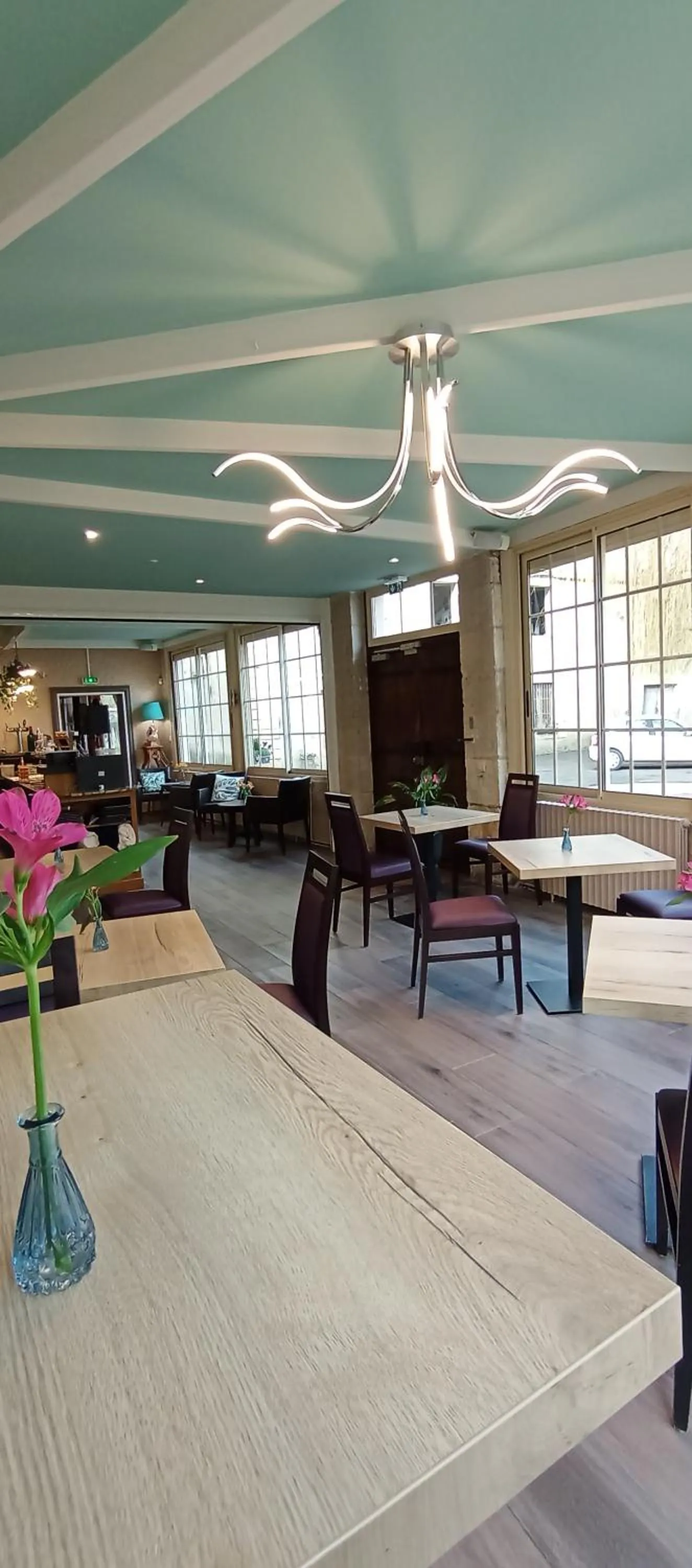 Lounge or bar in Logis Hôtel Restaurant La Vieille Auberge, Art and Gallery