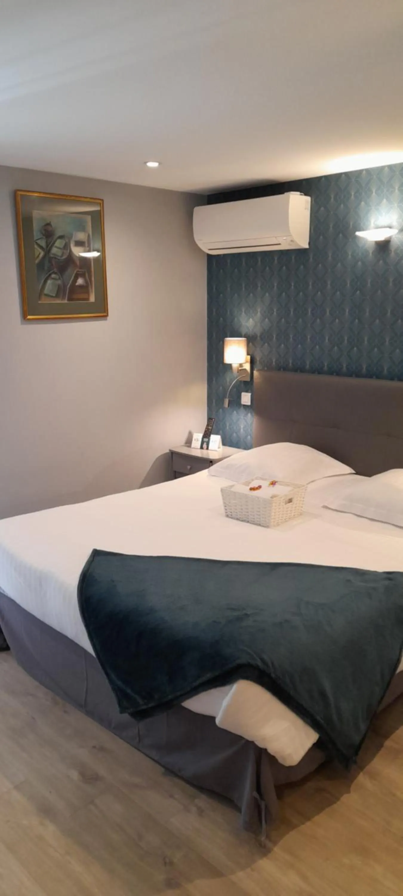 Bedroom, Bed in Logis Hôtel Restaurant La Vieille Auberge, Art and Gallery