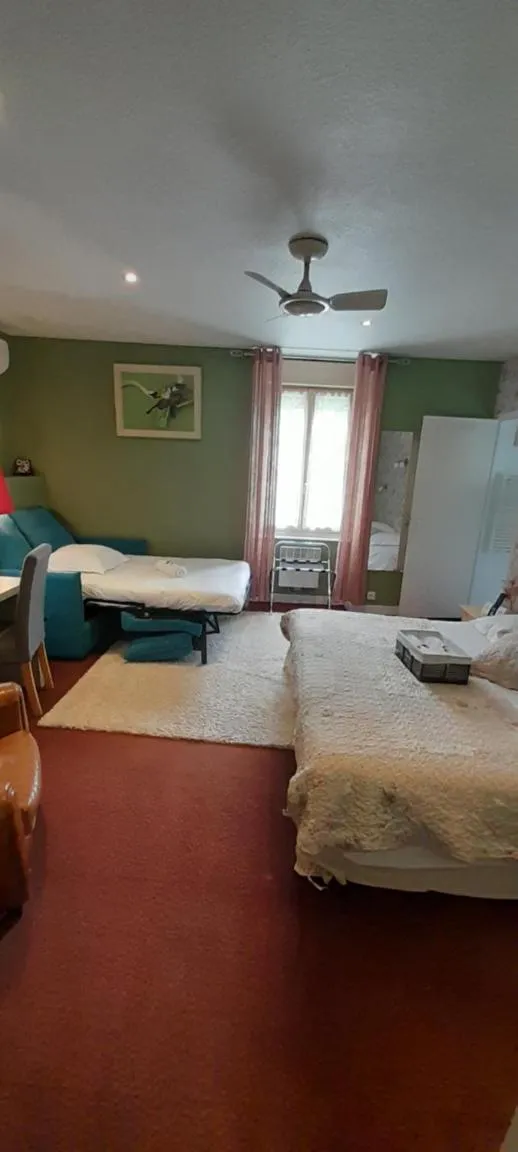 Photo of the whole room, Bed in Logis Hôtel Restaurant La Vieille Auberge, Art and Gallery