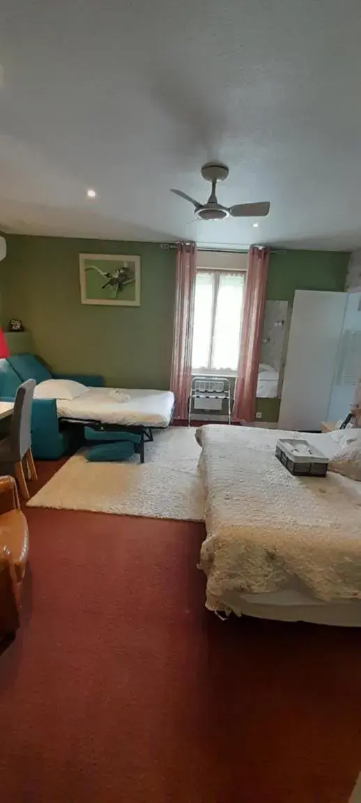 Family Room with Shower in Logis Hôtel Restaurant La Vieille Auberge, Art and Gallery Family Room with Shower in Logis Hôtel Restaurant La Vieille Auberge, Art and Gallery