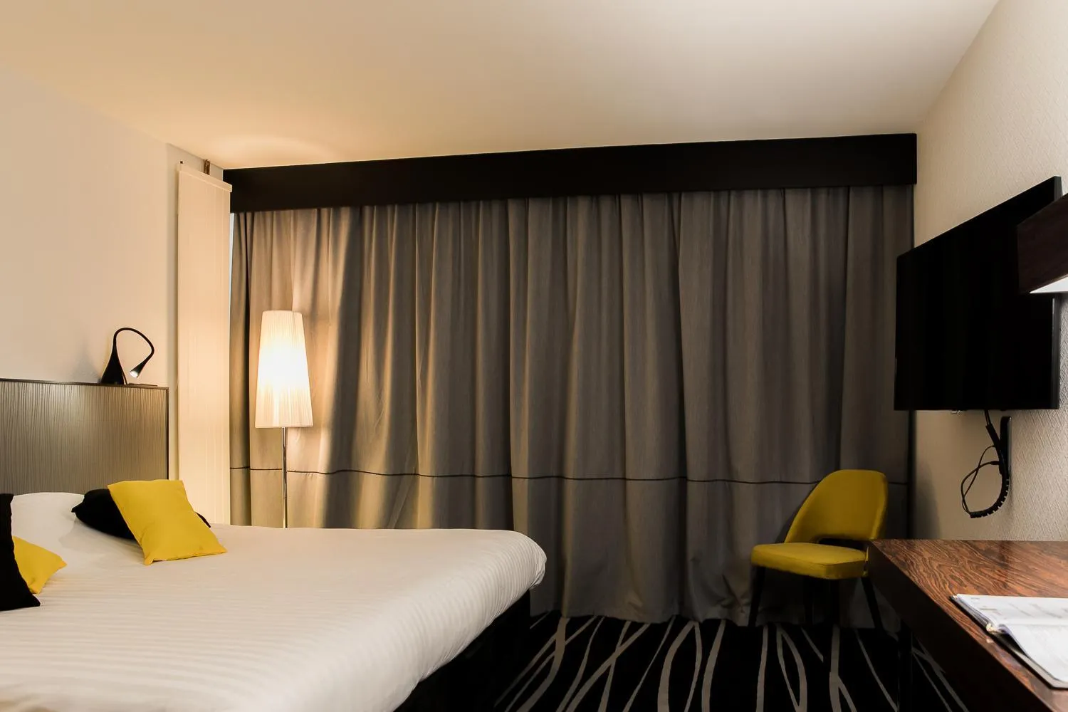 Bed in Logis LE RABELAIS Hôtel- Restaurant - SPA