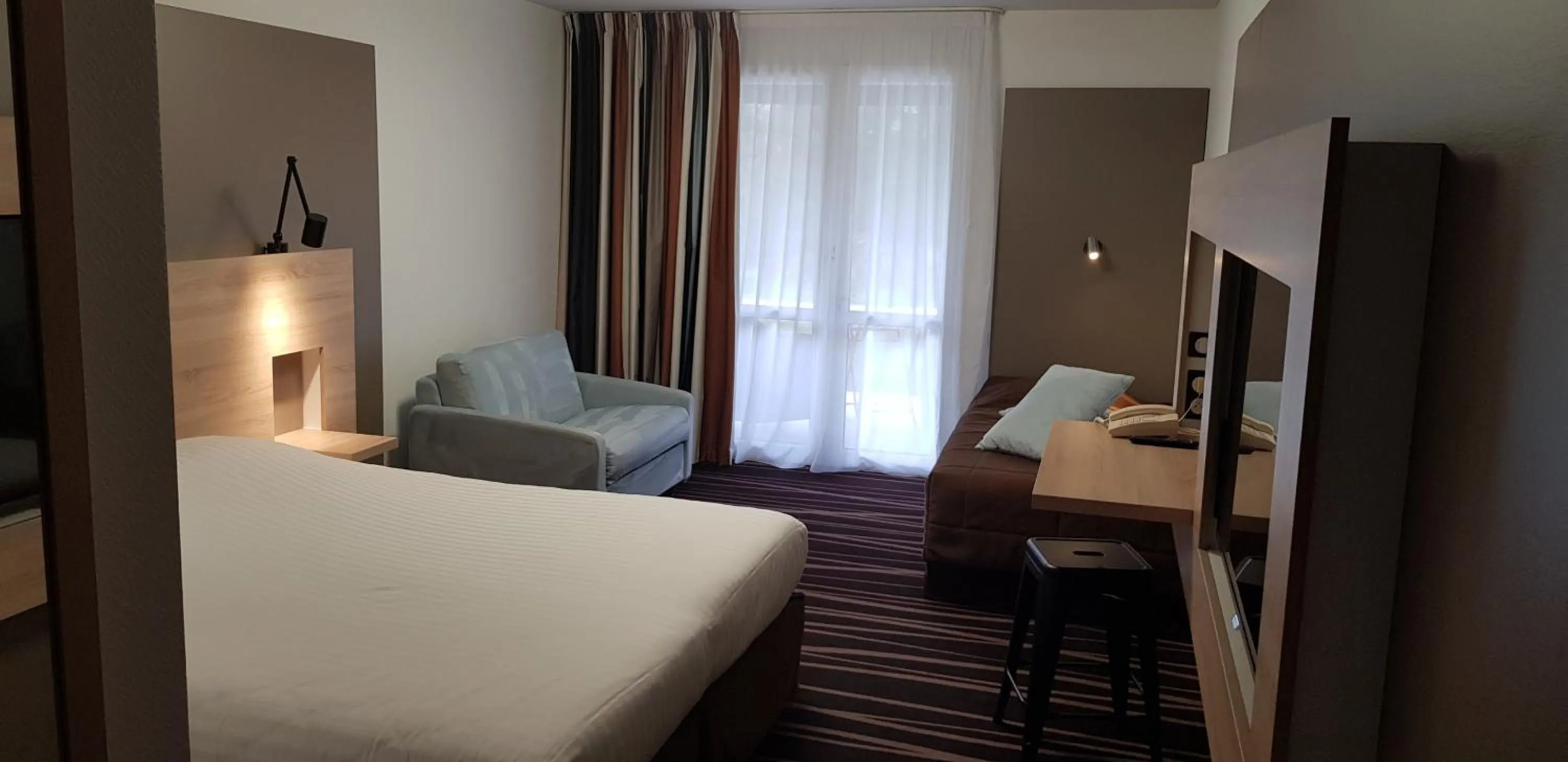 Bed in Logis LE RABELAIS Hôtel- Restaurant - SPA