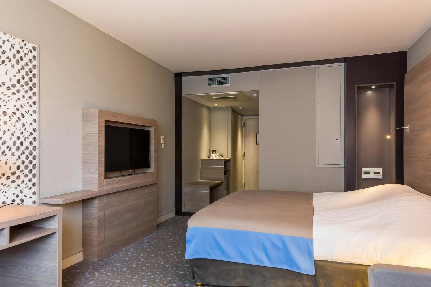 Bed in Logis LE RABELAIS Hôtel- Restaurant - SPA