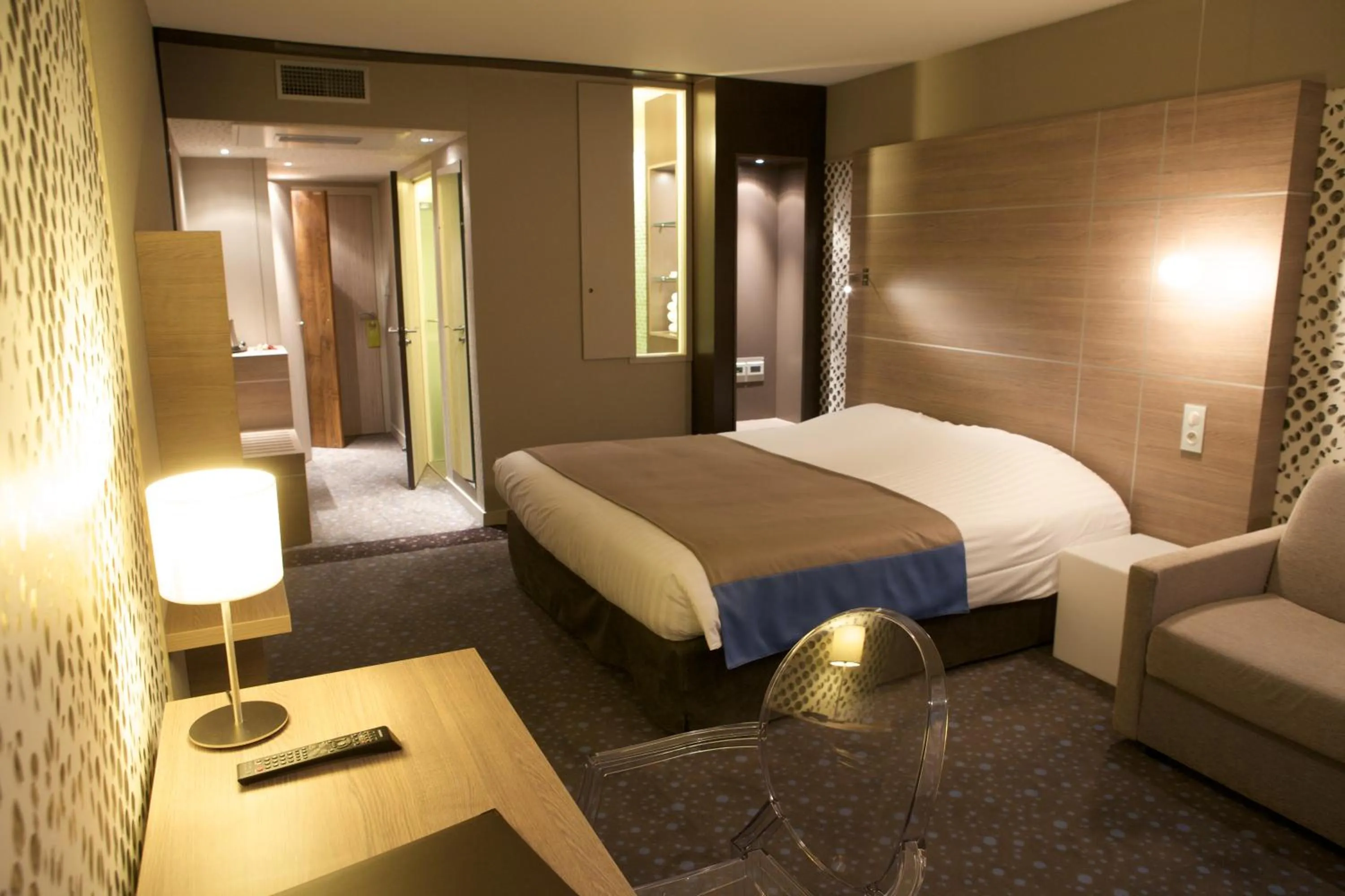 Bedroom, Bed in Logis LE RABELAIS Hôtel- Restaurant - SPA