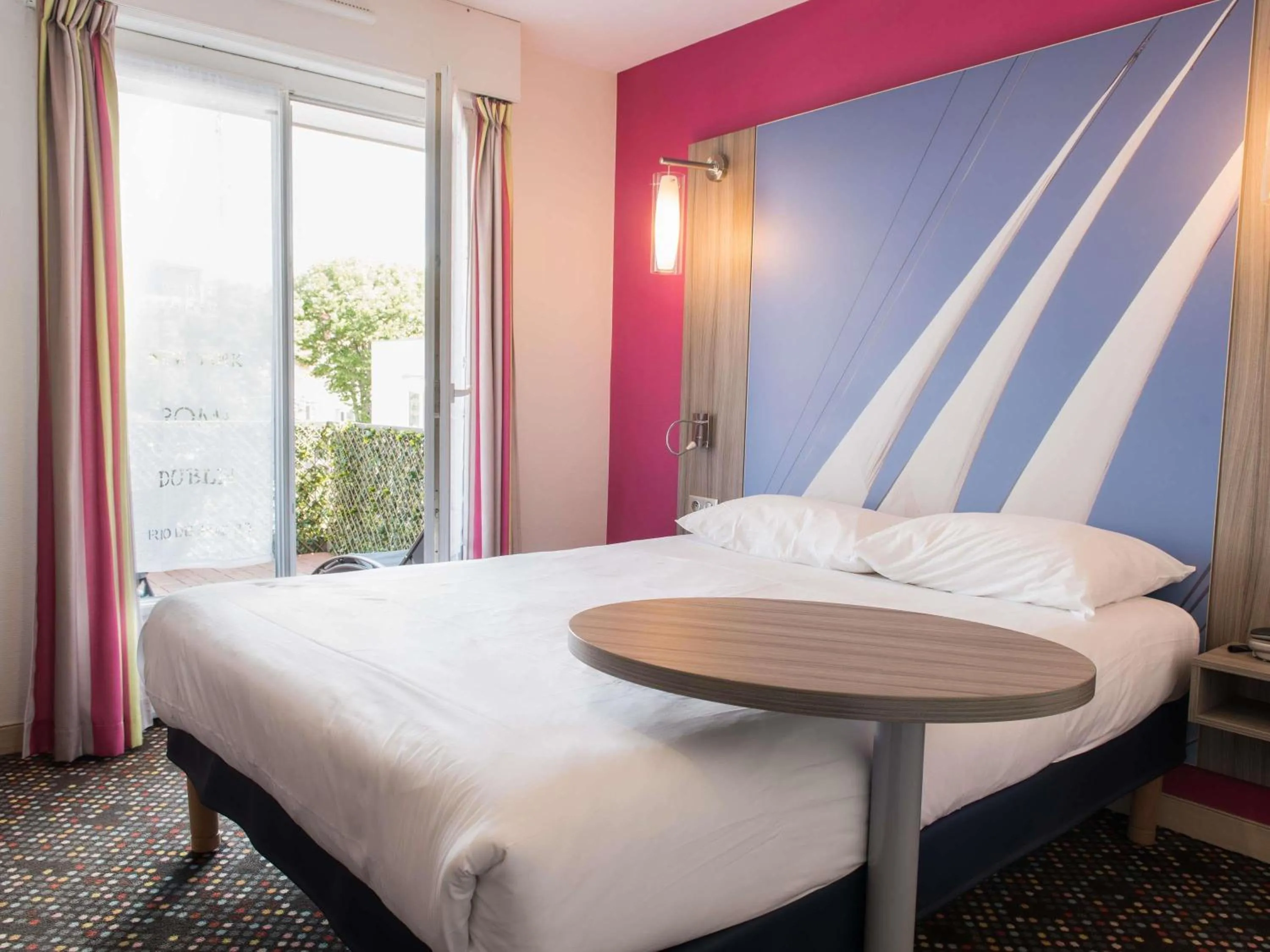 Bedroom, Bed in ibis Styles St Gilles Croix de Vie centre-ville