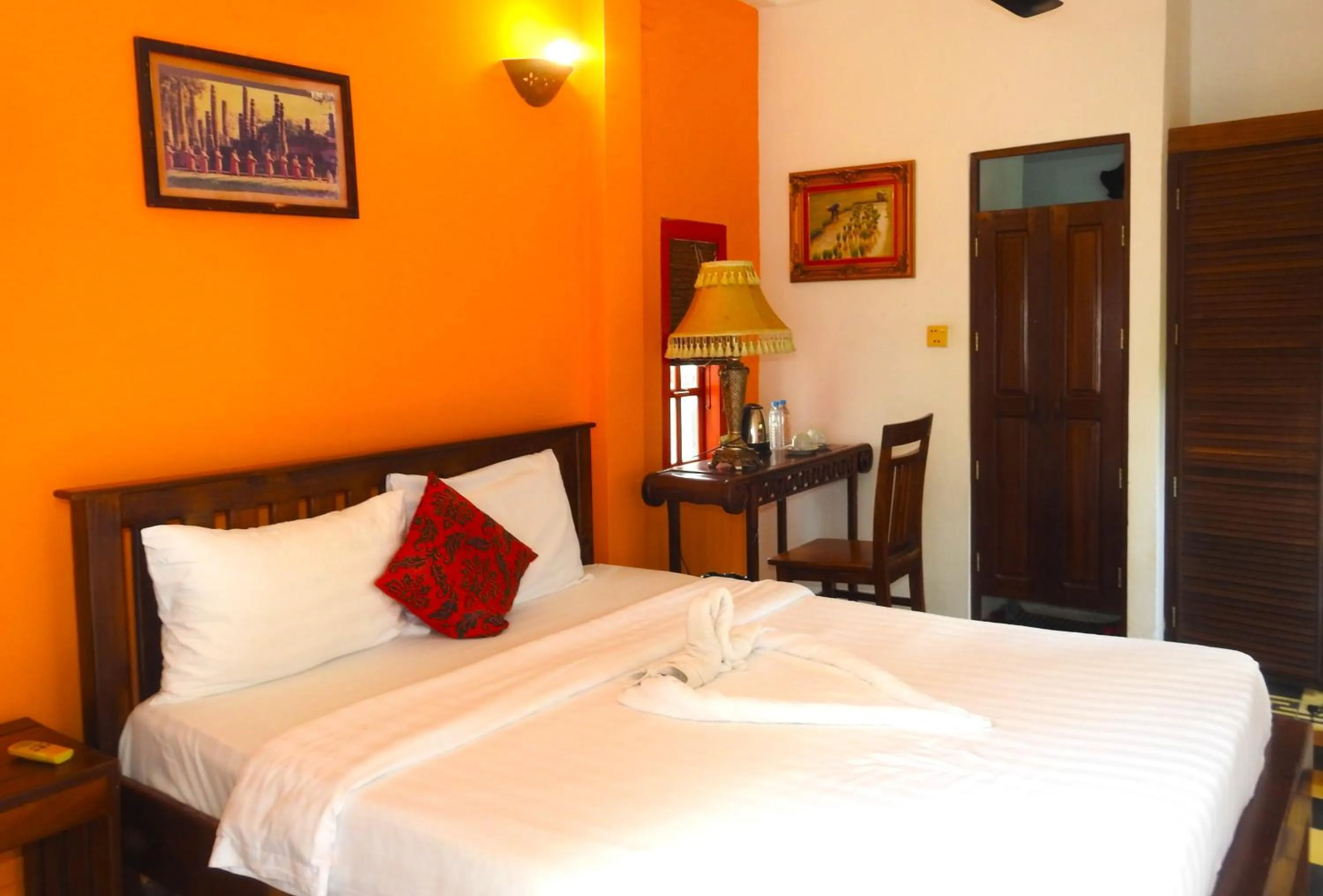 Bedroom, Bed in Villa Wat Damnak