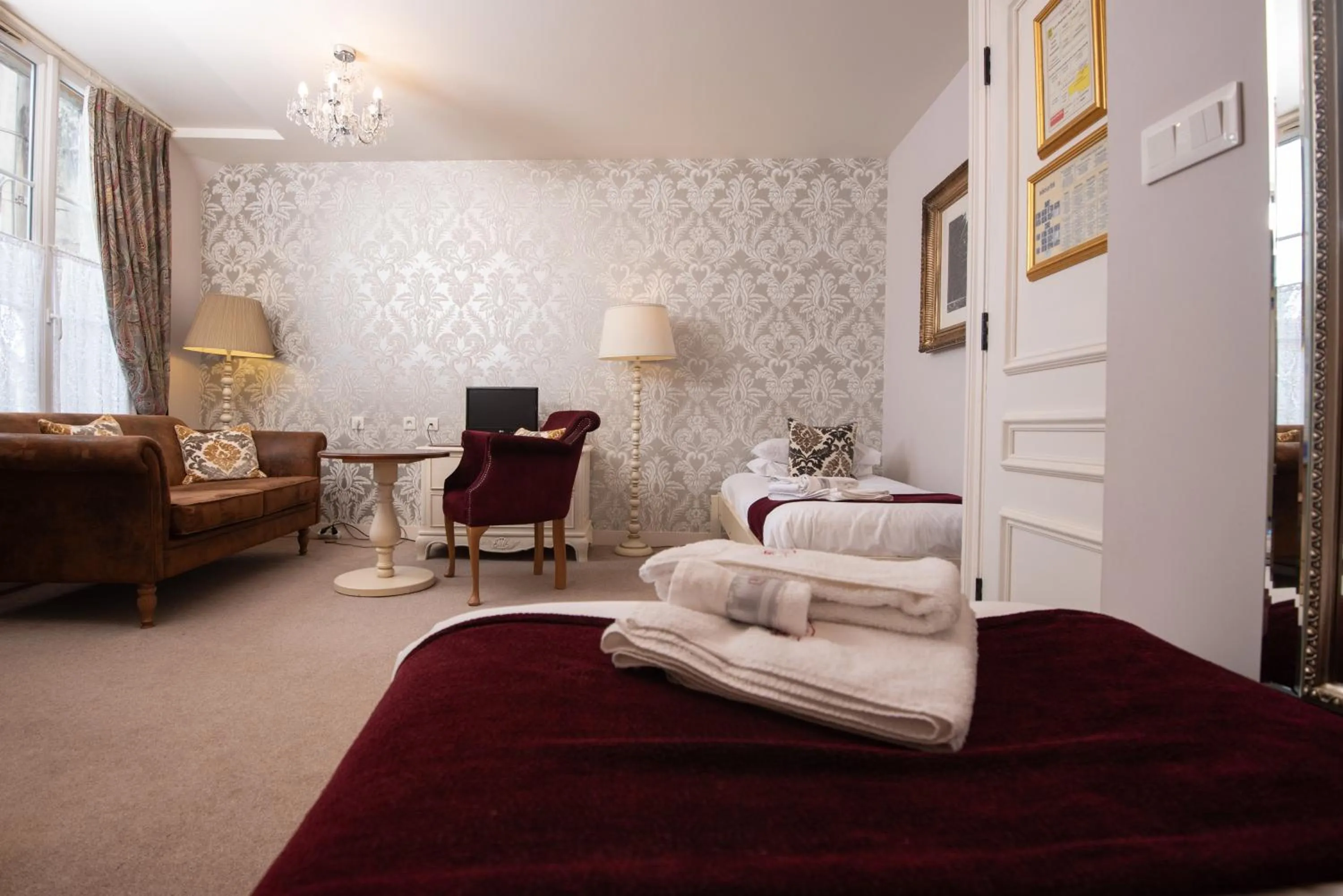 Bedroom, Bed in Logis Hotel De France
