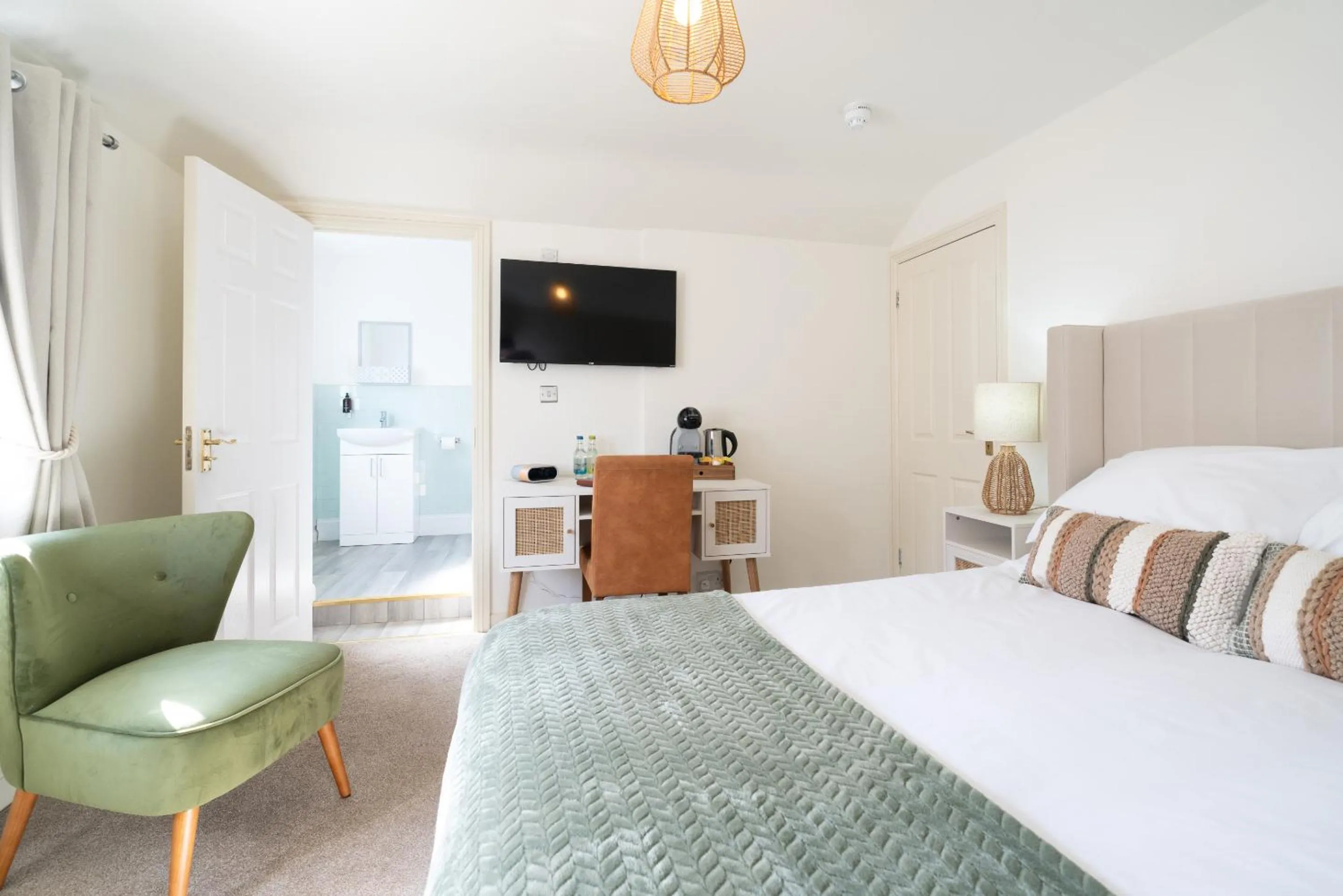 Bedroom, Bed in The Crab And Lobster Inn