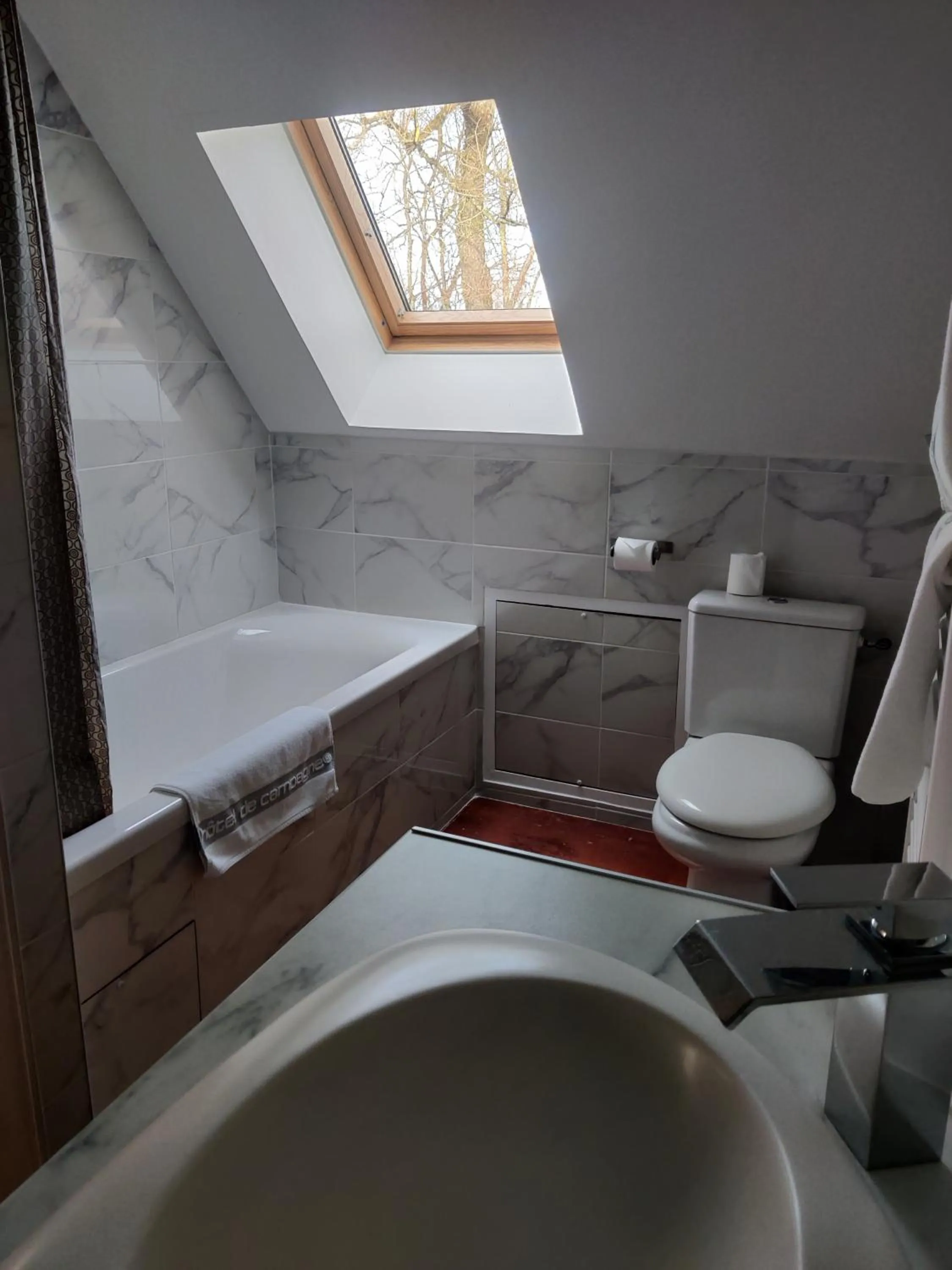 Toilet in Clos Masure hôtel de campagne