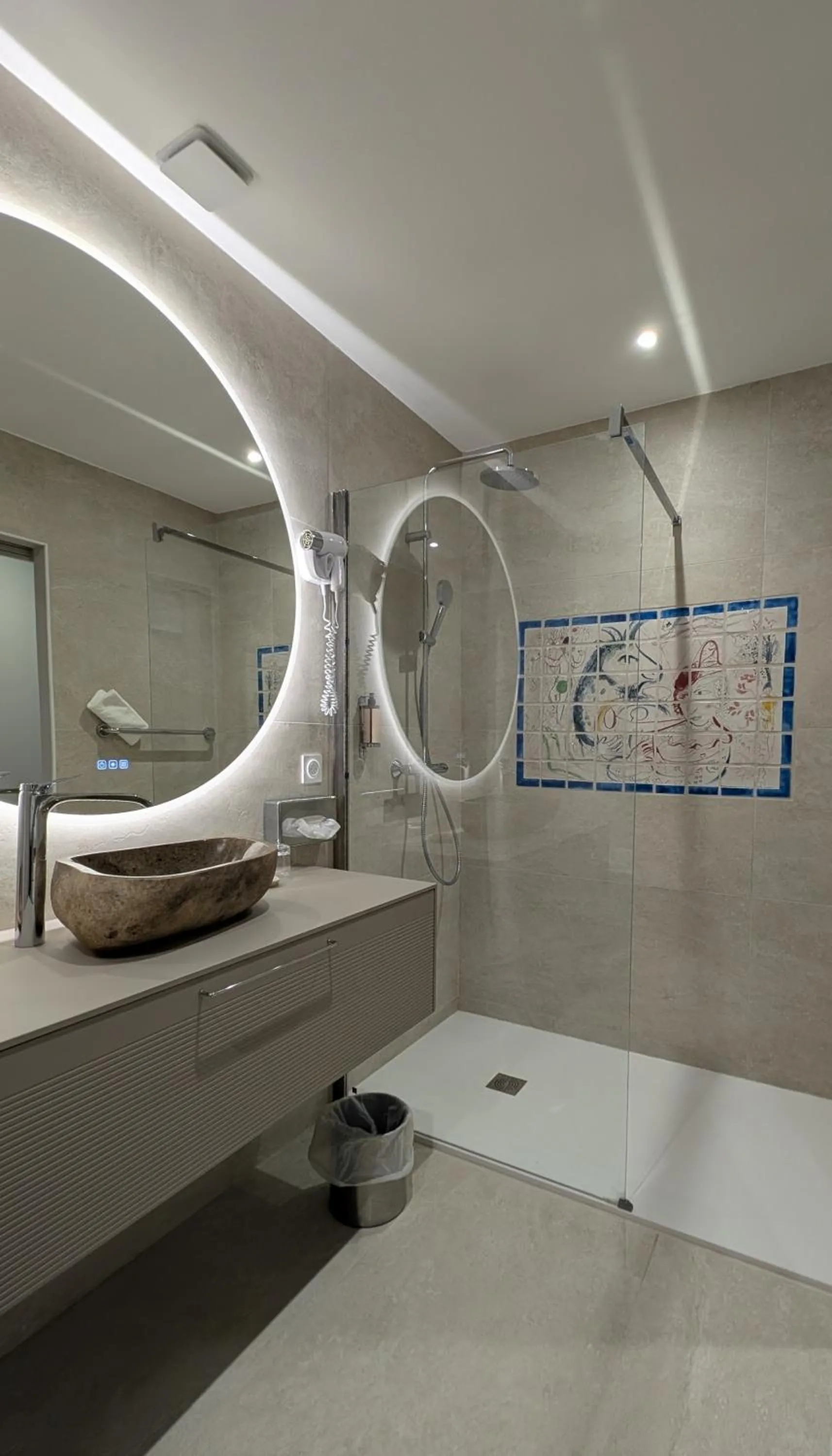 Shower in Le Relais Des Trois Mas