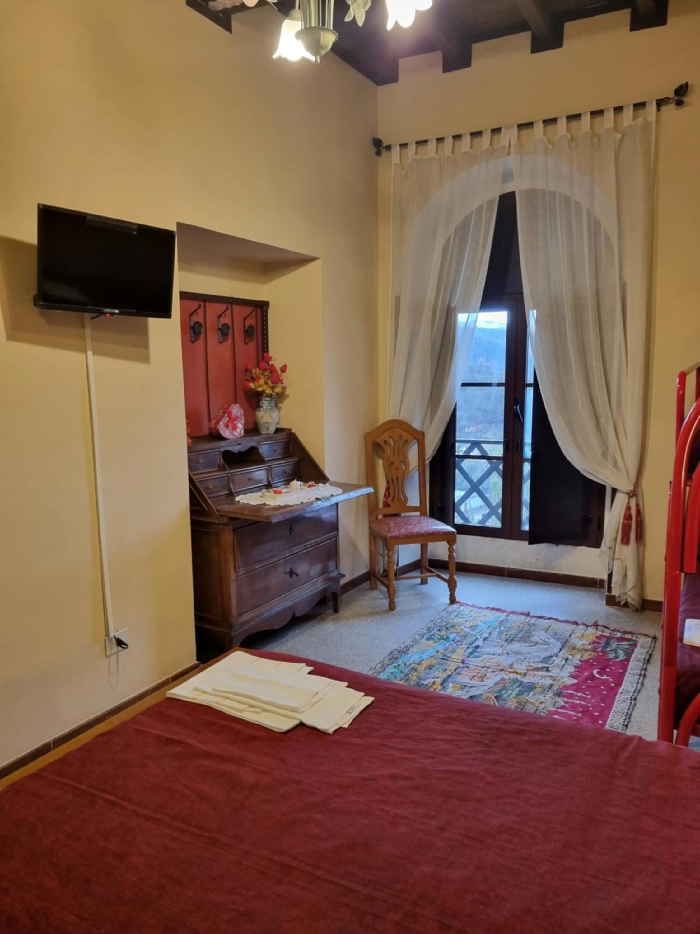 Photo of the whole room, Bed in Palazzo Moraschi Subiaco