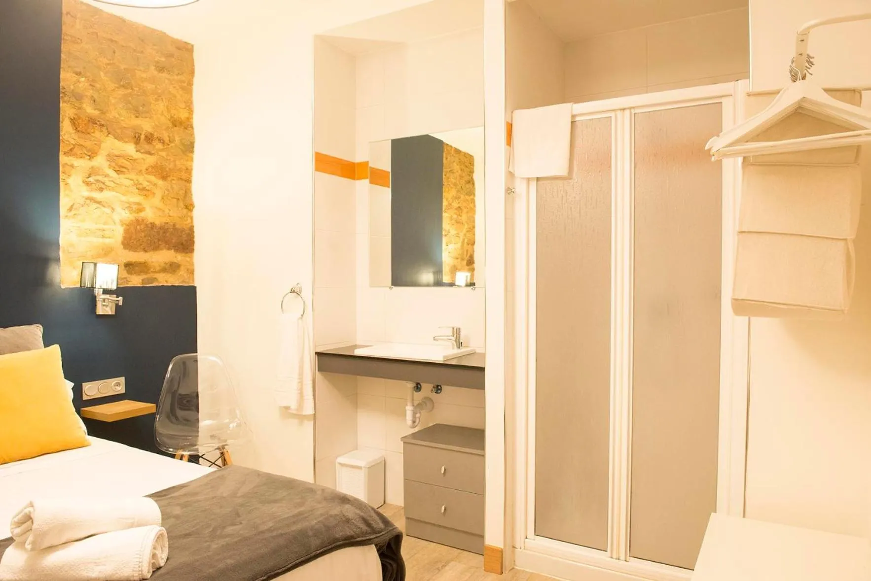 Shower, Bed in Pensión Aia